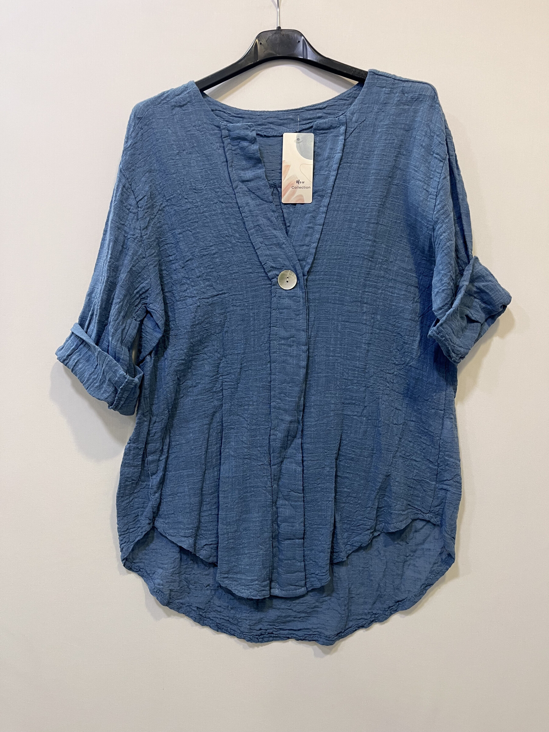 Ce t-shirt simple en coton est la définition du confort au quotidien. Fabriqué à partir de coton doux et respirant, il vous garantit une sensation agréable sur la peau tout au long de la journée. Sa coupe classique et son design épuré en font une pièce essentielle de votre garde-robe, facile à assortir avec toutes vos tenues. Idéal pour un look décontracté ou une base de style plus travaillé, ce t-shirt est un choix parfait pour celles et ceux qui recherchent simplicité et confort sans compromis.