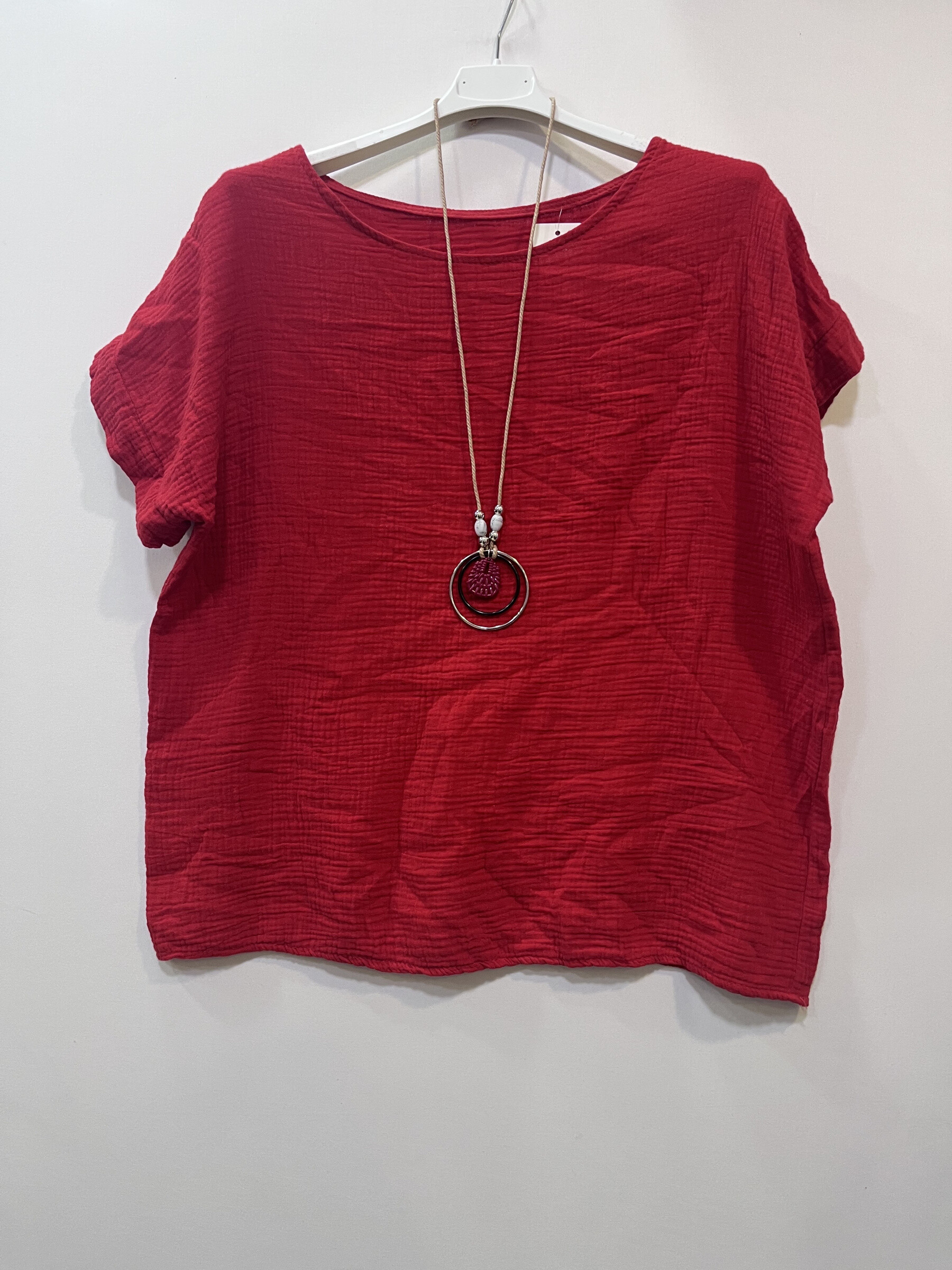 Center length 60cm
Length from shoulders 66cm
56cm armpit width
Most of the revisited dressing room in style
This ultra soft cotton gauze t-shirt combines comfort and minimalist elegance.

100% cotton double gauze fabric, light, breathable and pleasant to wear
Matching necklace for an effortless fashion touch - a complete look in the blink of an eye
Straight and relaxed cut that goes to all silhouettes
To wear with jeans or fluid on shorts for a boho chic look
Ideal for sunny days or daily casual-chic looks.
The basic that makes all the difference with its integrated necklace!
