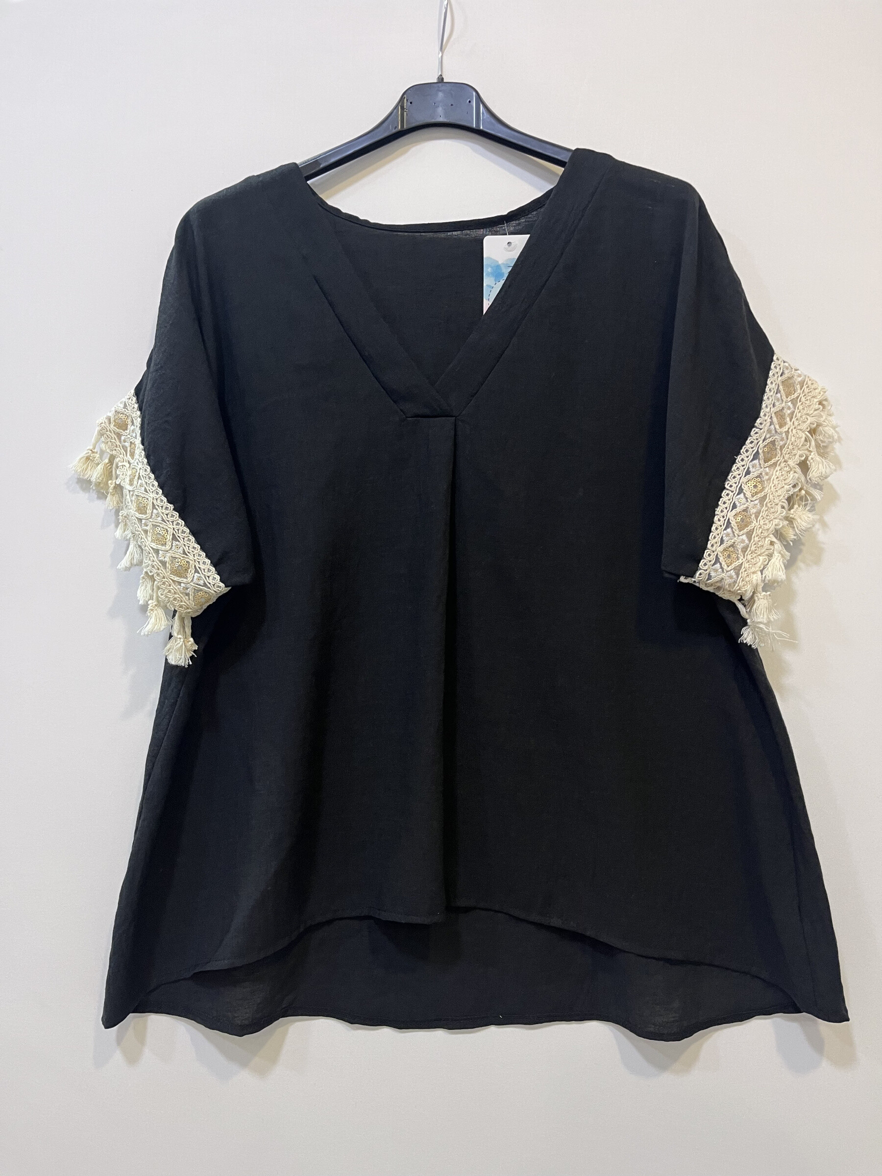 Ce t-shirt raffiné se distingue par ses bordures blanches élégantes sur les manches, apportant une touche subtile et chic à votre look. Il est orné de petites boules délicates qui pendent légèrement, ajoutant une texture originale et moderne à la pièce. Parfait pour ceux qui recherchent un style à la fois simple et élégant, ce t-shirt est un incontournable pour une allure à la fois sophistiquée et décontractée. Un choix parfait pour sublimer votre garde-robe avec un détail unique !