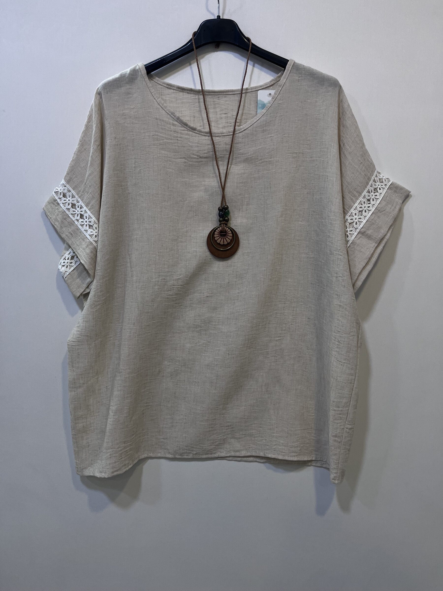 Ajoutez une touche d'élégance à votre garde-robe avec ce t-shirt unique, orné d'une broderie raffinée sur les manches. Ce modèle se distingue également par ses détails de colliers subtils, apportant une note moderne et stylée à un design classique. Conçu pour allier confort et sophistication, ce t-shirt est parfait pour celles et ceux qui recherchent une pièce chic, tout en restant facile à porter au quotidien. Une silhouette élégante et une allure affirmée, idéale pour vos looks décontractés ou plus habillés.