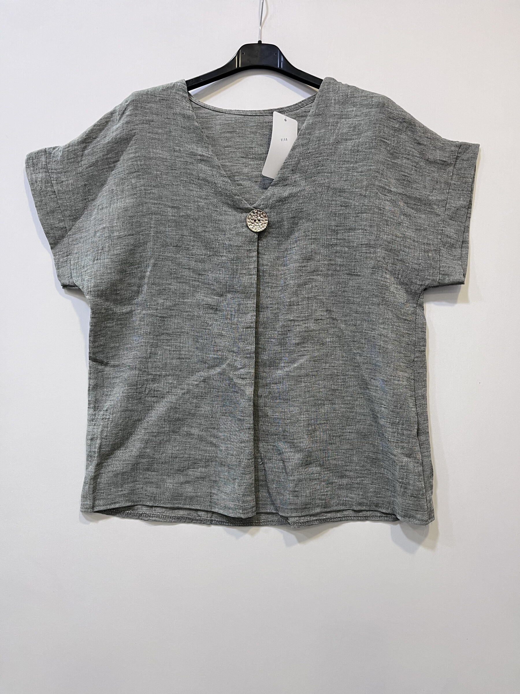 Découvrez notre t-shirt de la collection Nouveauté, un vêtement qui incarne à la fois la simplicité et l'élégance. Conçu pour offrir confort et style, il s'adapte à toutes les occasions. Que ce soit pour une sortie décontractée ou pour une touche raffinée au quotidien, ce t-shirt deviendra vite un indispensable de votre garde-robe. Fabriqué à partir de matériaux de haute qualité, il assure une coupe parfaite et une douceur agréable sur la peau. Ajoutez une touche d'élégance minimaliste à votre look avec ce t-shirt incontournable !