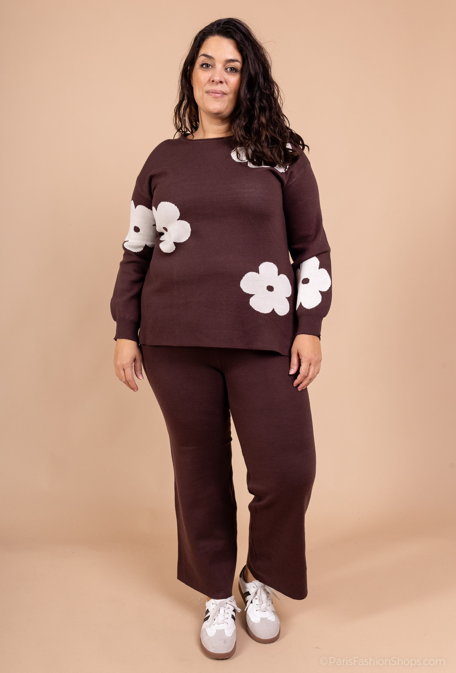 🌼 Ensemble deux-pièces femme avec motifs fleuris 🌼

Craquez pour cet ensemble deux-pièces alliant confort et style. Composé d’un haut à manches longues et d’un pantalon droit, il se démarque par sa belle couleur chocolat et ses motifs floraux blancs qui apportent une touche fraîche et moderne.

✅ Détails du produit

Haut manches longues, coupe droite

Motifs fleurs contrastés pour un look original

Pantalon fluide et confortable

Matière douce, agréable à porter

Parfait pour un look casual chic ou cocooning tendance

👟 À associer avec des baskets pour un style décontracté ou avec des chaussures habillées pour une allure plus sophistiquée.