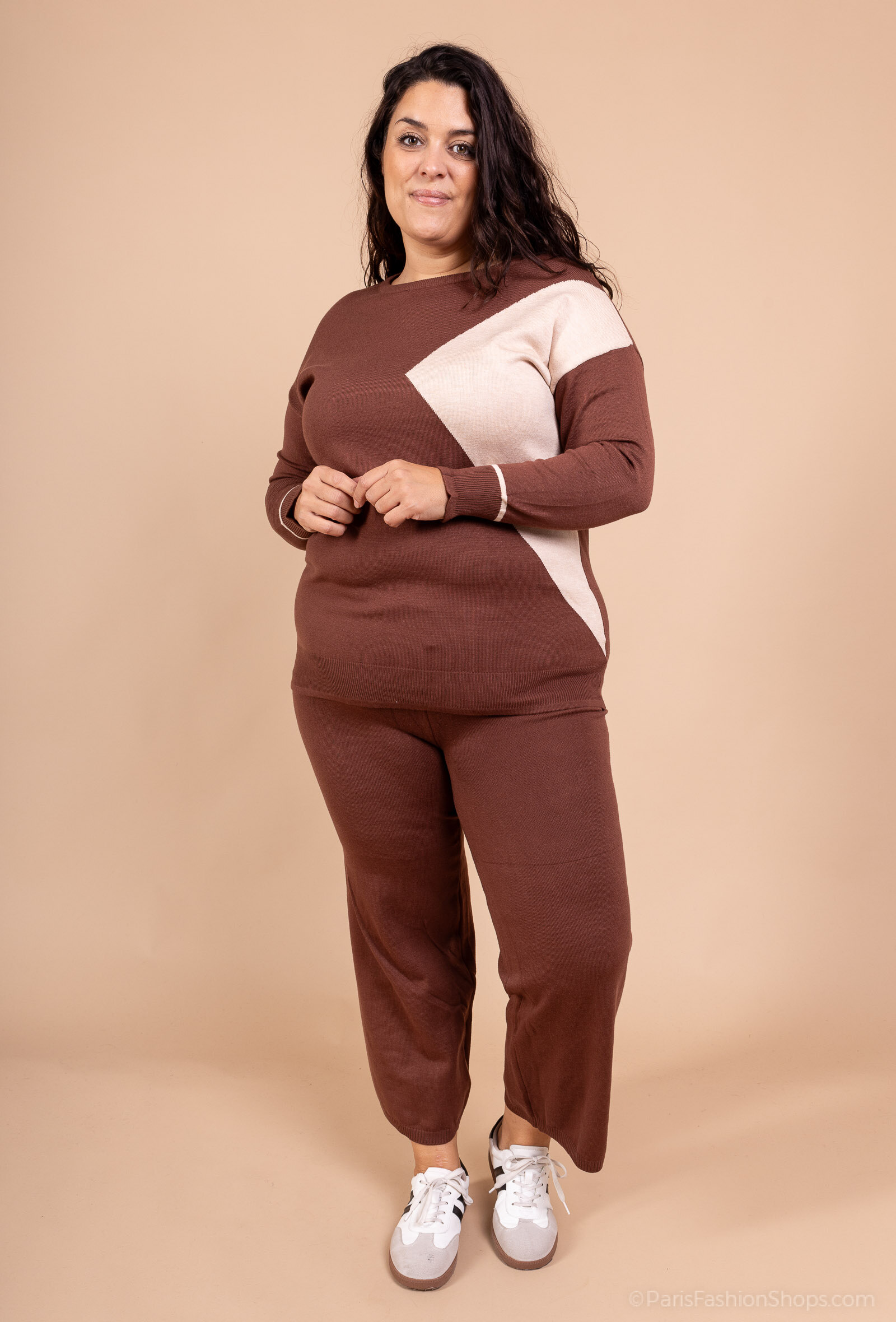 Ensemble pull et pantalon en maille bicolore – Grande taille

Adoptez le confort sans négliger le style avec cet ensemble en maille douce, parfait pour vos journées cocooning comme pour vos sorties décontractées.

Haut : Pull à manches longues avec motif géométrique bicolore marron et beige, coupe confortable et col rond classique.

Bas : Pantalon assorti à taille élastique, coupe droite et fluide pour une aisance maximale.

Matière : Maille extensible agréable à porter.

Style : Décontracté chic, facile à associer avec une paire de baskets pour un look moderne.

Tailles disponibles : Grande taille.

👉 Idéal pour un look cosy, tendance et pratique au quotidien.