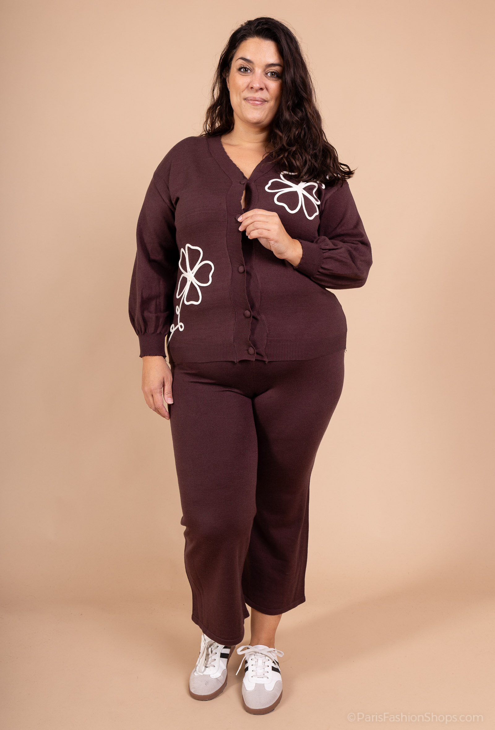 🌸 Ensemble deux-pièces femme avec gilet fleuri 🌸

Adoptez un look tendance et confortable avec cet ensemble deux-pièces. Composé d’un gilet boutonné à manches longues et d’un pantalon droit, il se distingue par sa couleur chocolat élégante et ses motifs floraux blancs qui apportent une touche féminine et moderne.

✅ Détails du produit

Gilet boutonné avec col en V

Motifs fleurs contrastés pour un style unique

Pantalon droit, coupe fluide et confortable

Matière douce et agréable au porter

Idéal pour vos looks casual chic ou détente

👟 À porter facilement avec des baskets pour un look décontracté ou avec des chaussures plus habillées pour une touche élégante.