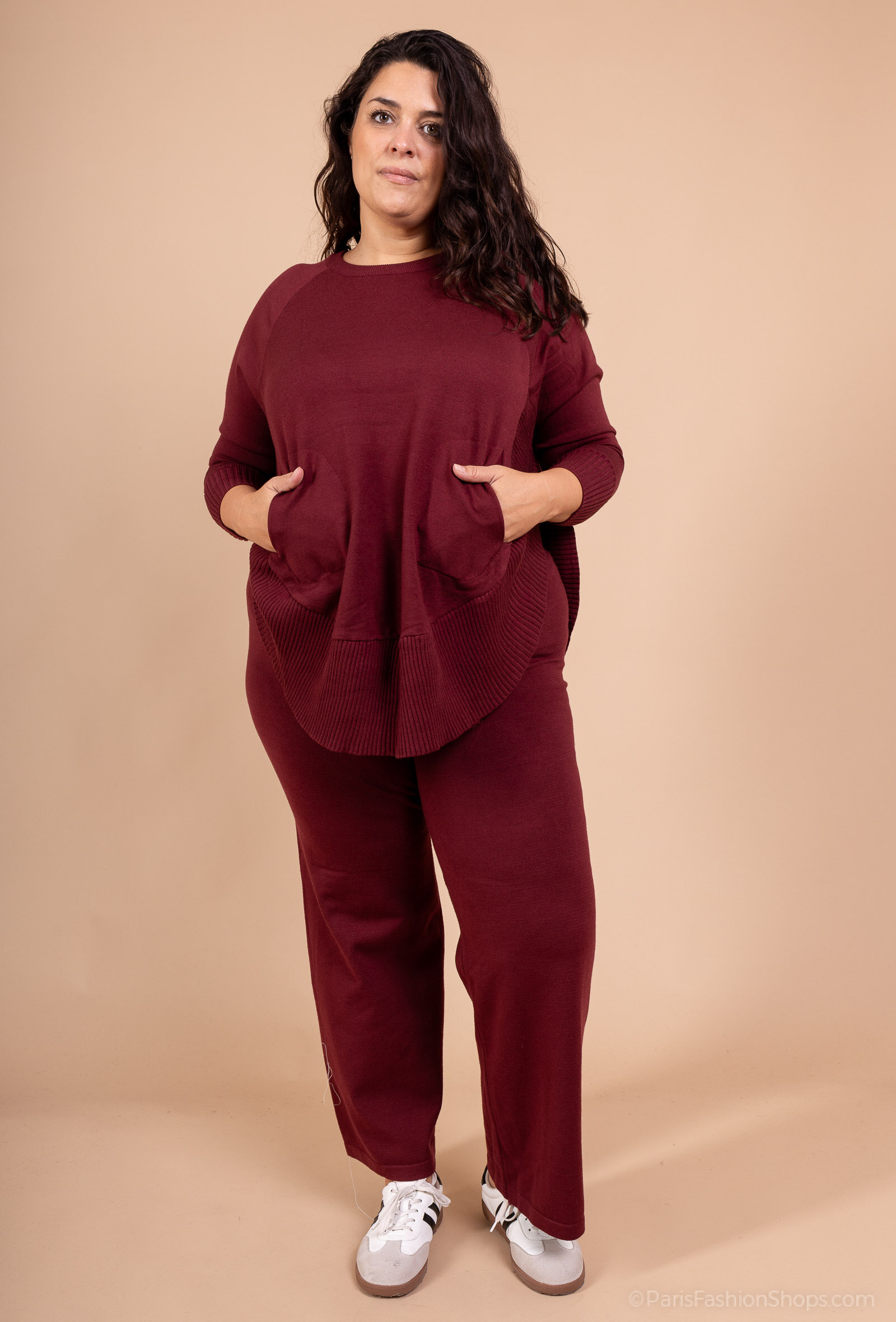 Ensemble femme grande taille en maille  – Pull oversize à poche & pantalon large

✅ Points forts (bullet points)

Ensemble 2 pièces élégant : pull oversize + pantalon large assorti.

Confort absolu : maille douce et extensible adaptée aux silhouettes généreuses.

Pull tendance : coupe asymétrique arrondie, poche frontale pratique, finitions côtelées.

Pantalon fluide : coupe droite large pour une liberté de mouvement optimale.

Polyvalent : parfait pour un style cocooning à la maison ou un look chic décontracté.