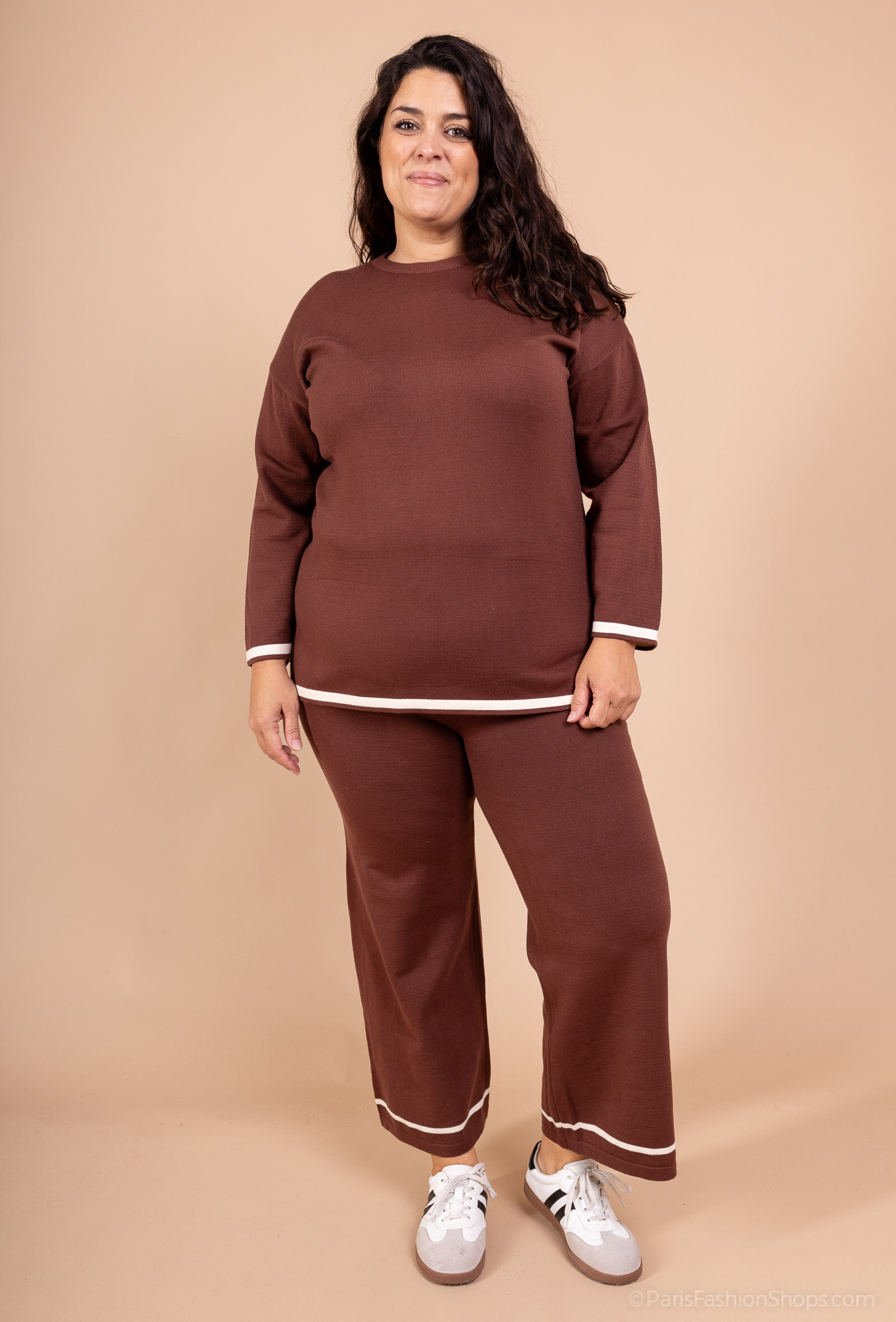 ✨ Ensemble décontracté deux-pièces femme ✨

Alliez confort et style avec cet ensemble deux-pièces moderne. Composé d’un haut à manches longues et d’un pantalon droit, il se distingue par ses couleurs chaleureuses et ses élégants détails contrastés blancs au niveau des poignets, de l’ourlet et du bas du pantalon.

✅ Détails du produit

Haut manches longues, coupe confortable

Pantalon droit à taille élastique

Matière douce et agréable à porter

Finitions contrastées blanches pour une touche chic

Idéal pour un look casual, cocooning ou sport-chic

👟 Parfait à associer avec une paire de baskets pour un style tendance et décontracté.