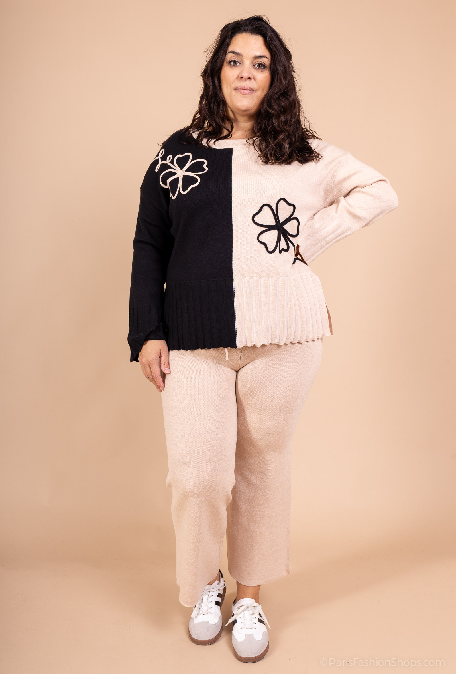 Ensemble pull et pantalon en maille bicolore avec motifs – Grande taille

Affirmez votre style avec cet ensemble en maille doux et tendance, conçu pour allier confort et élégance au quotidien.

Haut : Pull à manches longues en maille bicolore, décoré de motifs floraux contrastants pour une touche originale. Col rond classique et base côtelée pour une finition soignée.

Bas : Pantalon assorti, coupe droite et fluide pour un maximum de confort.

Matière : Maille souple et agréable à porter.

Style : Casual chic, facile à porter avec des baskets pour un look moderne ou avec des bottines pour un style plus habillé.

👉 L’ensemble parfait pour un look à la fois confortable, tendance et féminin.