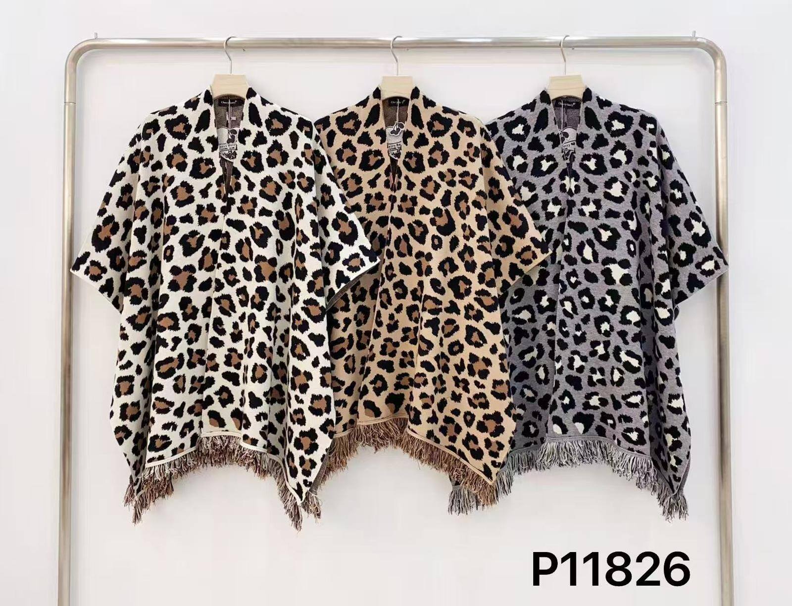 🐆 Kimono Léopard avec Franges – P11826

✨ Audace & originalité
Ce kimono oversize combine l’élégance du motif léopard avec une finition à franges pour un look à la fois chic, bohème et streetwear. Une pièce forte qui attire tous les regards !

🔹 Caractéristiques :
Coupe kimono ample et confortable
Manches courtes
Motif léopard tendance
Finition à franges sur le bas
Style unisexe et facile à porter

🎨 Couleurs disponibles :
Blanc imprimé léopard
Beige imprimé léopard
Gris imprimé léopard

📏 Taille : Oversize (convient à toutes morphologies)

💡 Idéal pour :
✔️ Un look bohème chic ou urbain
✔️ La mi-saison (printemps/automne)
✔️ Porter avec un jean slim, une robe ou un short