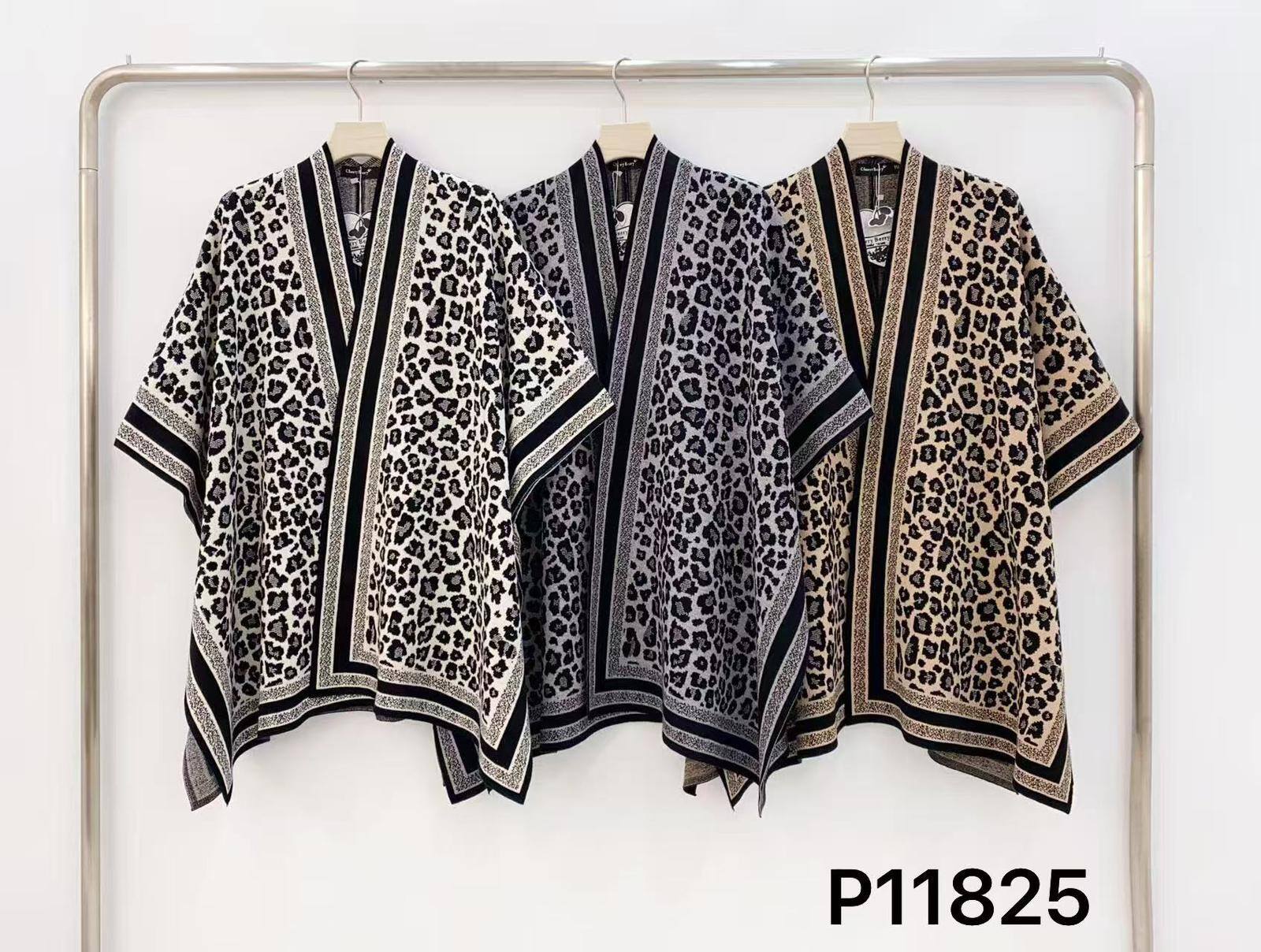 🐆 Veste Kimono Léopard – P11825

✨ Tendance & élégance sauvage
Affichez un look audacieux et sophistiqué avec cette veste kimono oversize à imprimé léopard. Ses bordures géométriques contrastées apportent une touche chic et raffinée à votre tenue.

🔹 Caractéristiques :
Coupe kimono ample et confortable
Manches courtes, idéale pour superposer
Imprimé léopard avec bordures décoratives
Style unisexe et urbain chic

🎨 Couleurs disponibles :
Blanc cassé / Noir – imprimé léopard
Gris / Noir – imprimé léopard
Beige / Noir – imprimé léopard

📏 Taille : Oversize (convient à plusieurs morphologies)

💡 Idéal pour :
✔️ Look casual chic ou streetwear
✔️ Porté sur un jean, une robe ou un short
✔️ Mi-saison ou soirées fraîches