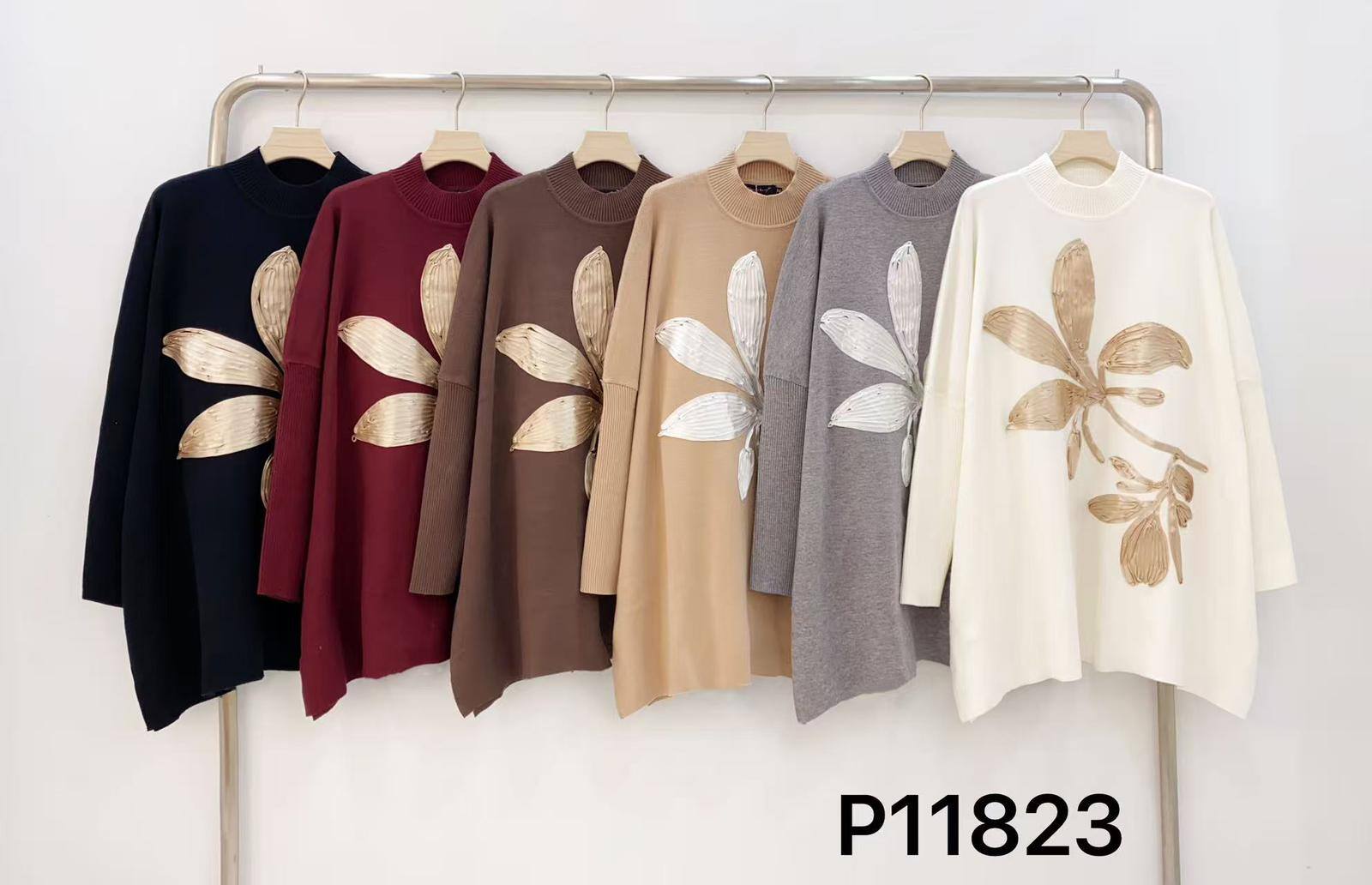 🌺 Pull Oversize Motif Floral – P11823

✨ Élégance & confort
Ce pull oversize se distingue par son grand motif floral brodé effet métallisé, qui apporte une touche chic et originale. Idéal pour un look raffiné tout en restant décontracté.

🔹 Caractéristiques :
Coupe ample et oversize
Col rond côtelé
Motif floral XXL brodé brillant
Manches longues confortables
Tissu doux et agréable à porter

🎨 Couleurs disponibles :
Noir avec motif doré
Bordeaux avec motif doré
Marron avec motif doré
Beige avec motif argenté
Gris clair avec motif argenté
Blanc cassé avec motif doré

💡 Idéal pour :
✔️ Un look chic et cosy en automne/hiver
✔️ Porter avec un jean slim ou un legging
✔️ Mettre en valeur un style élégant et original