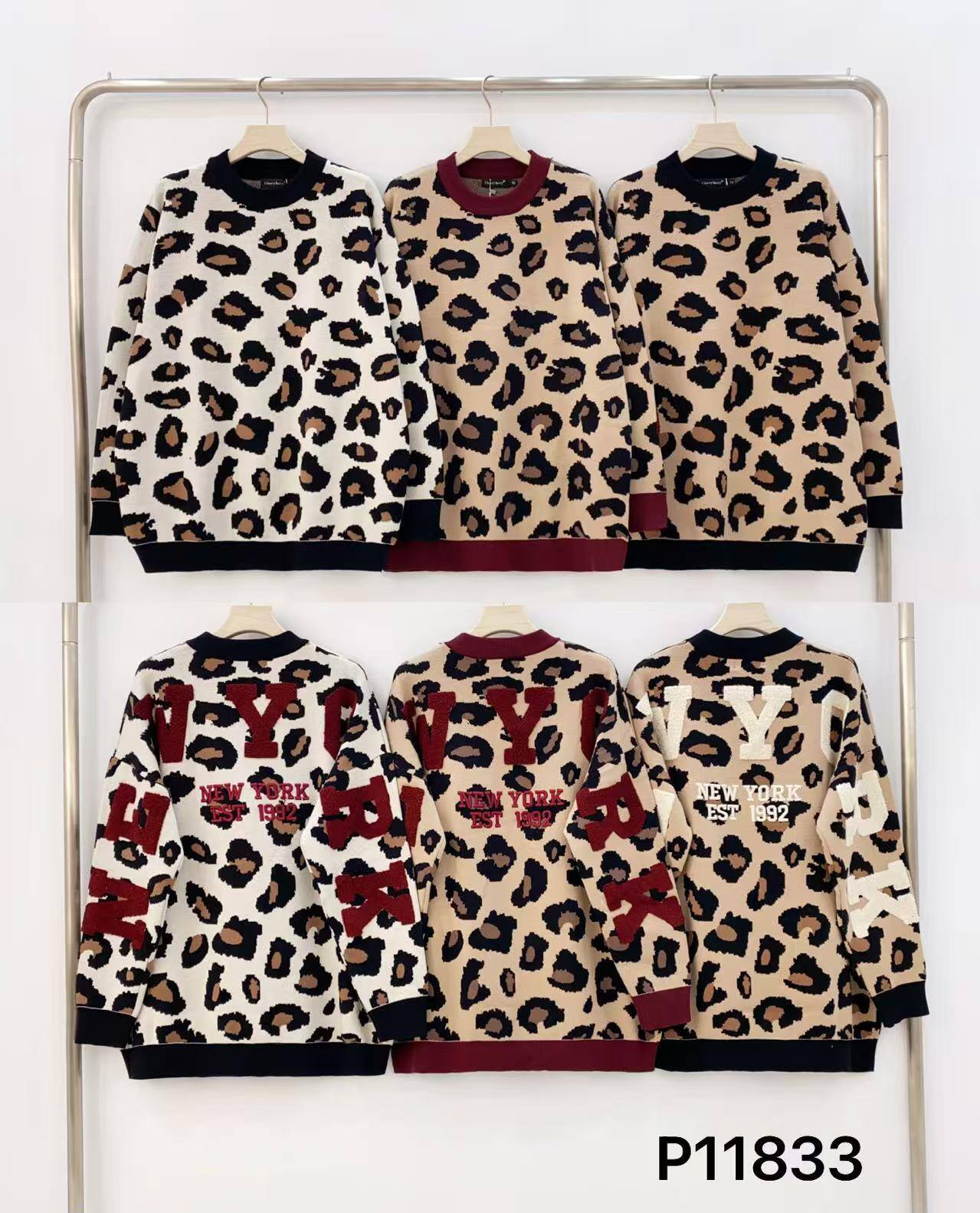 ✨ Style tendance & confortable
Adoptez l’audace du motif léopard avec une touche urbaine unique. Ce pull oversize est parfait pour un look casual chic et streetwear.

🔹 Caractéristiques :
Motif léopard moderne
Broderie NY – New York EST. 1992 au dos et sur les manches
Col, poignets et ourlet contrastés
Coupe ample, unisexe et confortable

🎨 Couleurs disponibles :
Blanc imprimé léopard, finitions noires
Beige imprimé léopard, finitions bordeaux
Beige imprimé léopard, finitions noires