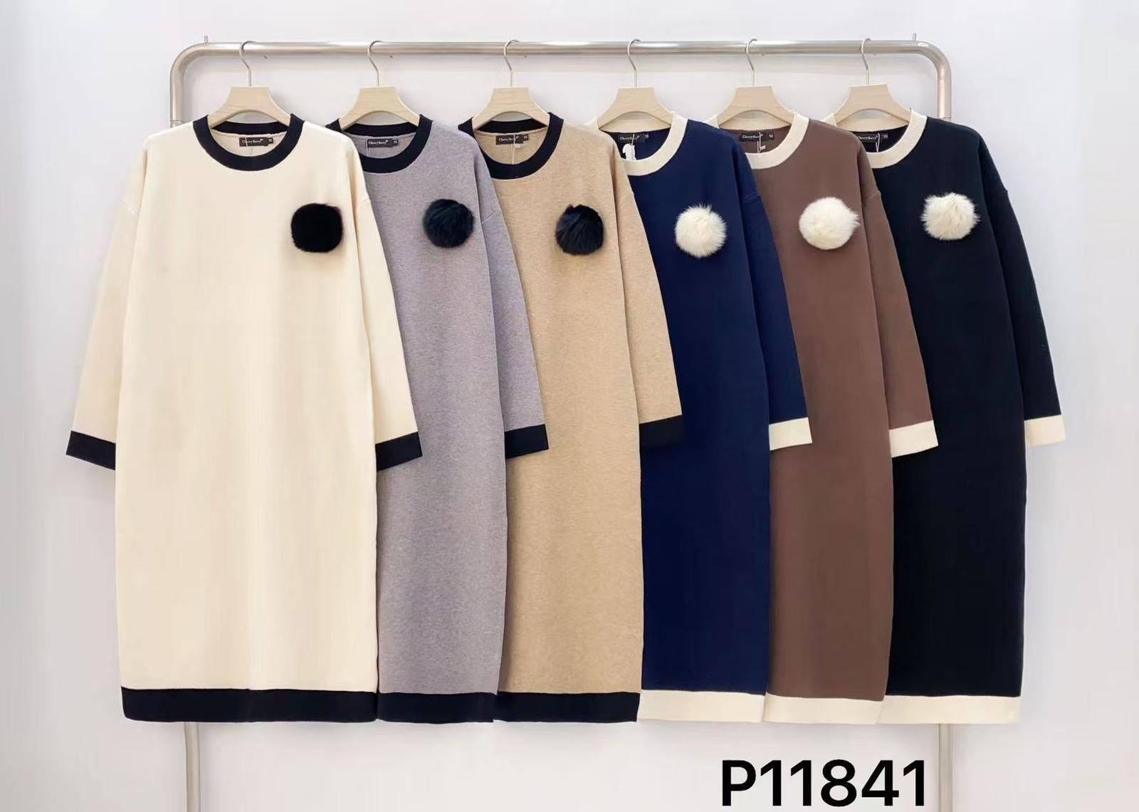 ❄️ Robe Pull Longue avec Pompon

✨ Chaleur & originalité
Cette robe pull longue associe simplicité et élégance avec une touche fun grâce à son pompon en fausse fourrure. Idéale pour un look cosy et tendance durant l’automne et l’hiver.

🔹 Caractéristiques :
Coupe droite, longueur mi-mollet
Manches longues
Col rond contrasté
Finitions contrastées aux manches et à la base
Pompon en fausse fourrure sur la poitrine (détachable selon modèle)

🎨 Couleurs disponibles :
Beige crème avec pompon noir
Gris clair avec pompon noir
Beige sable avec pompon noir
Bleu marine avec pompon blanc
Marron chocolat avec pompon blanc
Noir avec pompon blanc

💡 Idéal pour :
✔️ Un look cocooning chic
✔️ Porter avec des bottes hautes ou des sneakers
✔️ Tenue chaude et élégante pour l’hiver