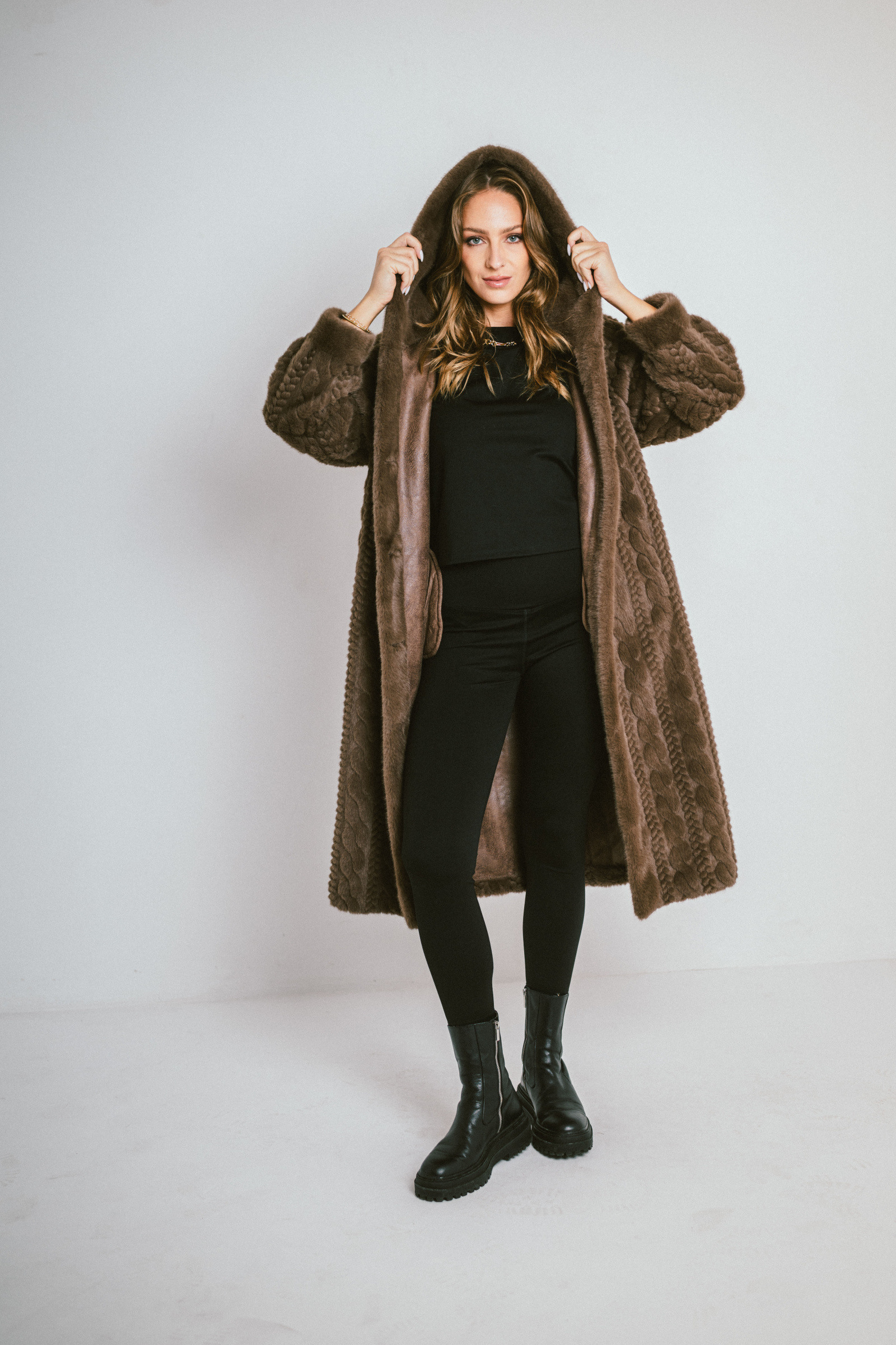 Grossiste Cherry Koko - Manteau long en fausse fourrure torsadée avec capuche – Style cocoon chaud et élégant