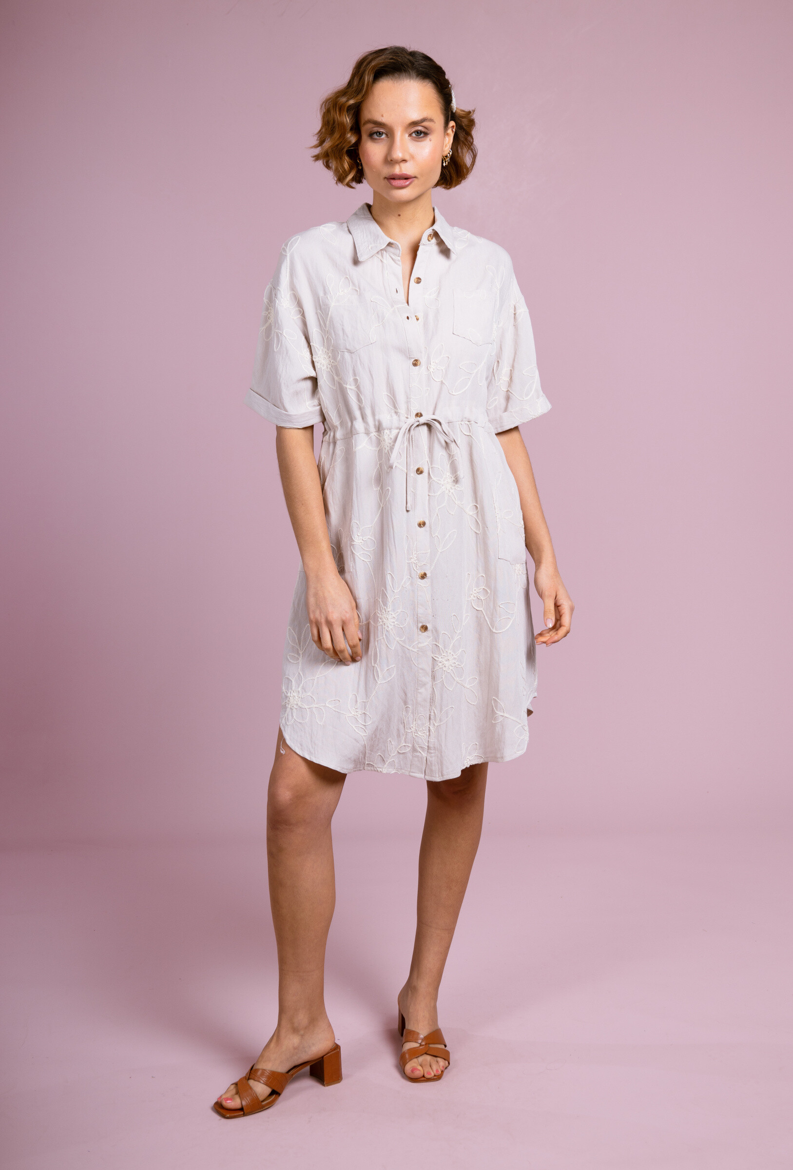 Grossiste Cherry Paris - Robe boutonnée en coton brodée avec poches LOLA