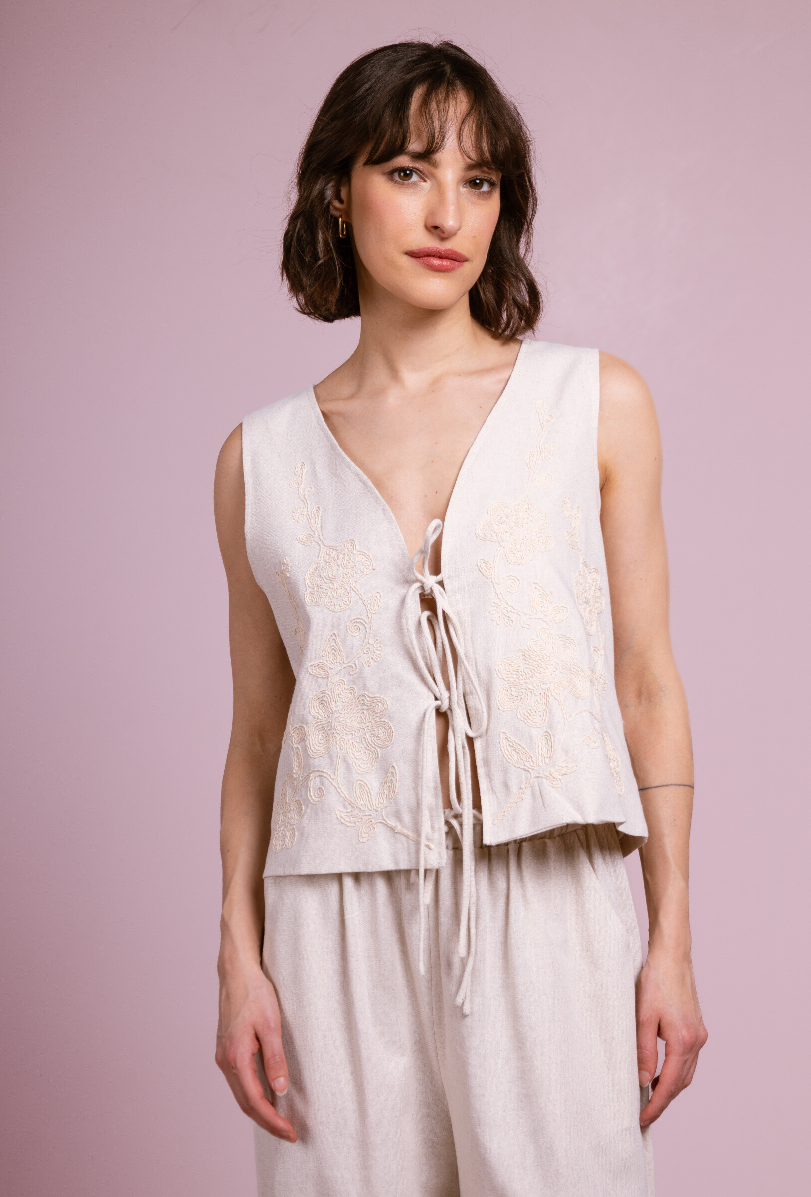 Grossiste Cherry Paris - Gilet sans manches  en lin avec broderies KATHIA