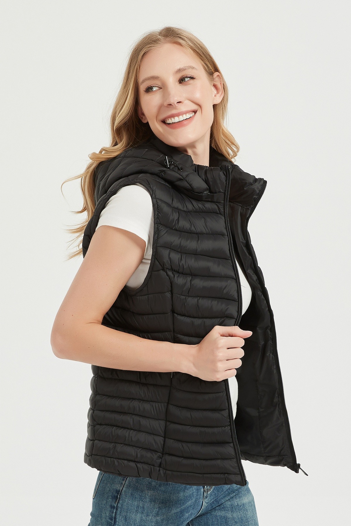 Wholesaler CHEVERY - Women's quilted sleeveless puffer jacket with removable hood – F2014