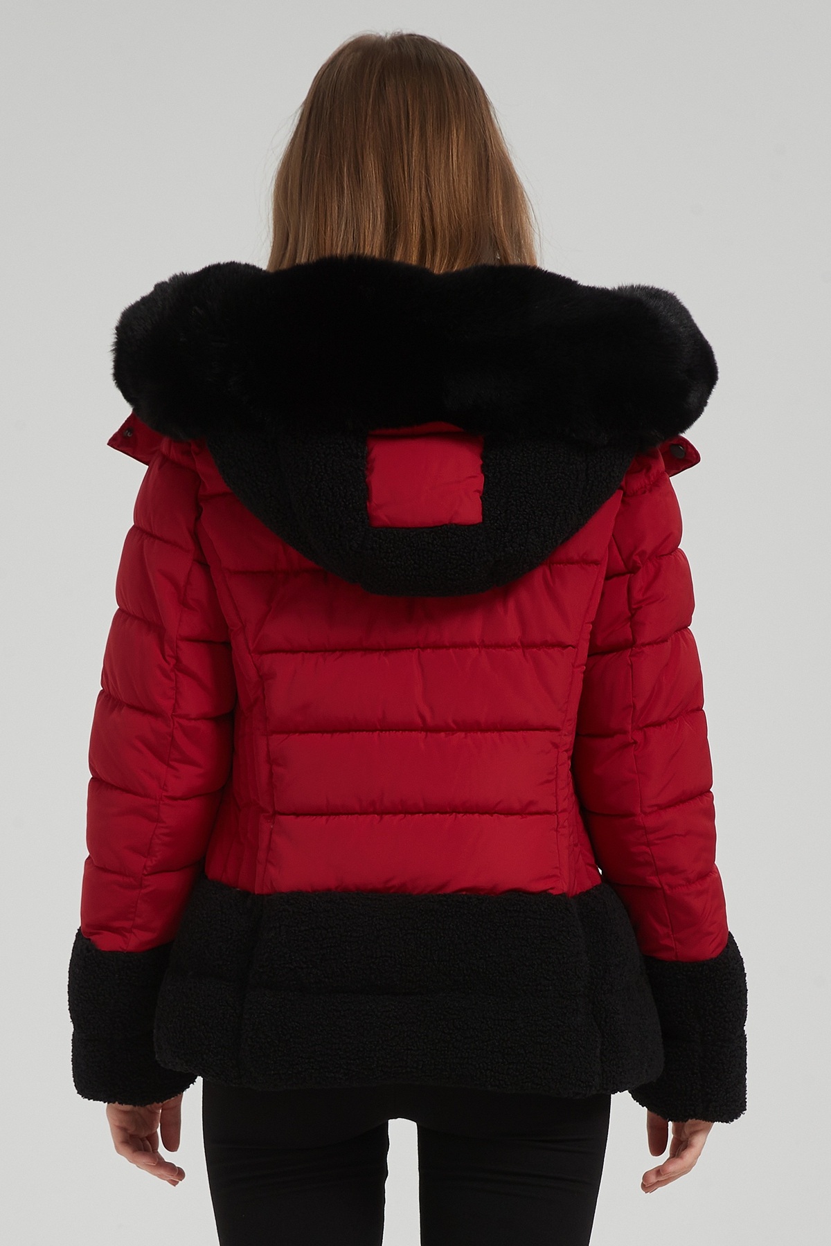 Grossiste CHEVERY - Doudoune femme courte à capuche fourrée et finitions bouclées