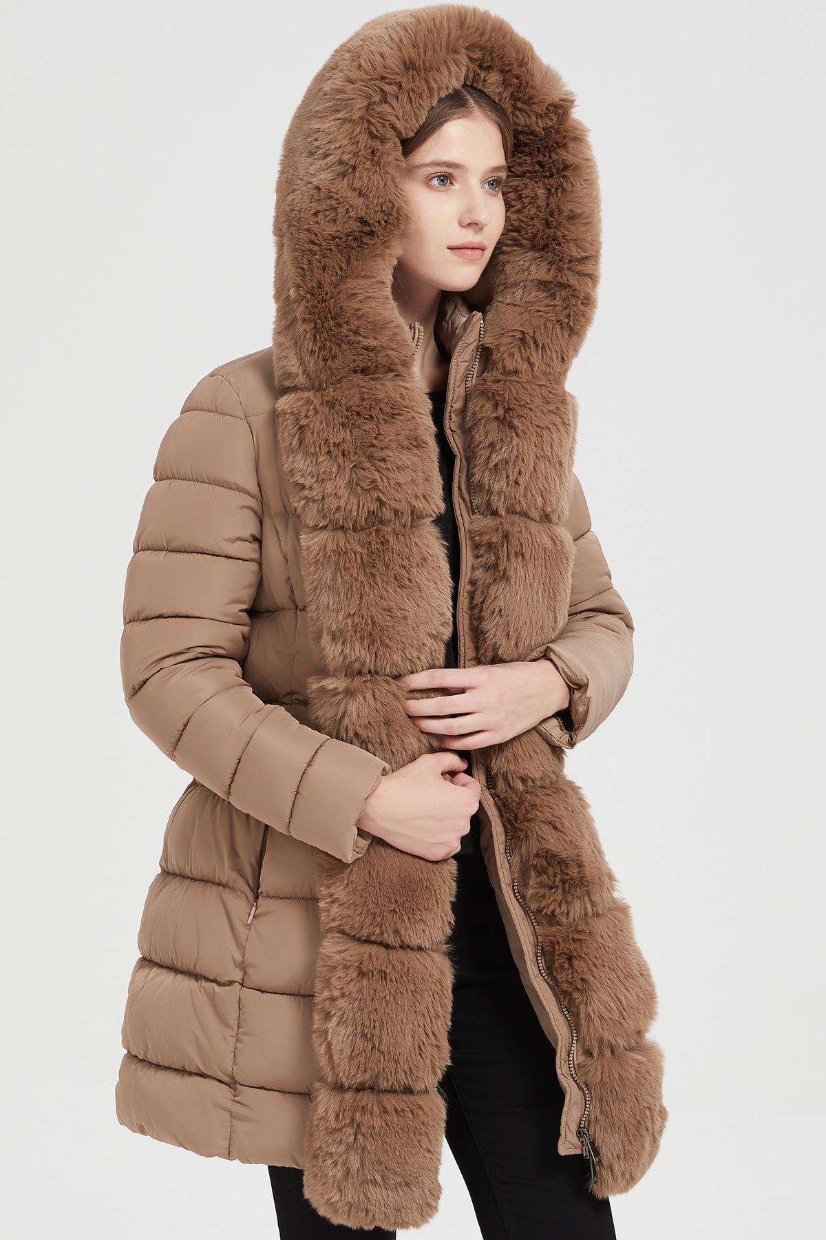 Grossiste CHEVERY - Doudoune mi-longue ceinturée à capuche effet fourrure