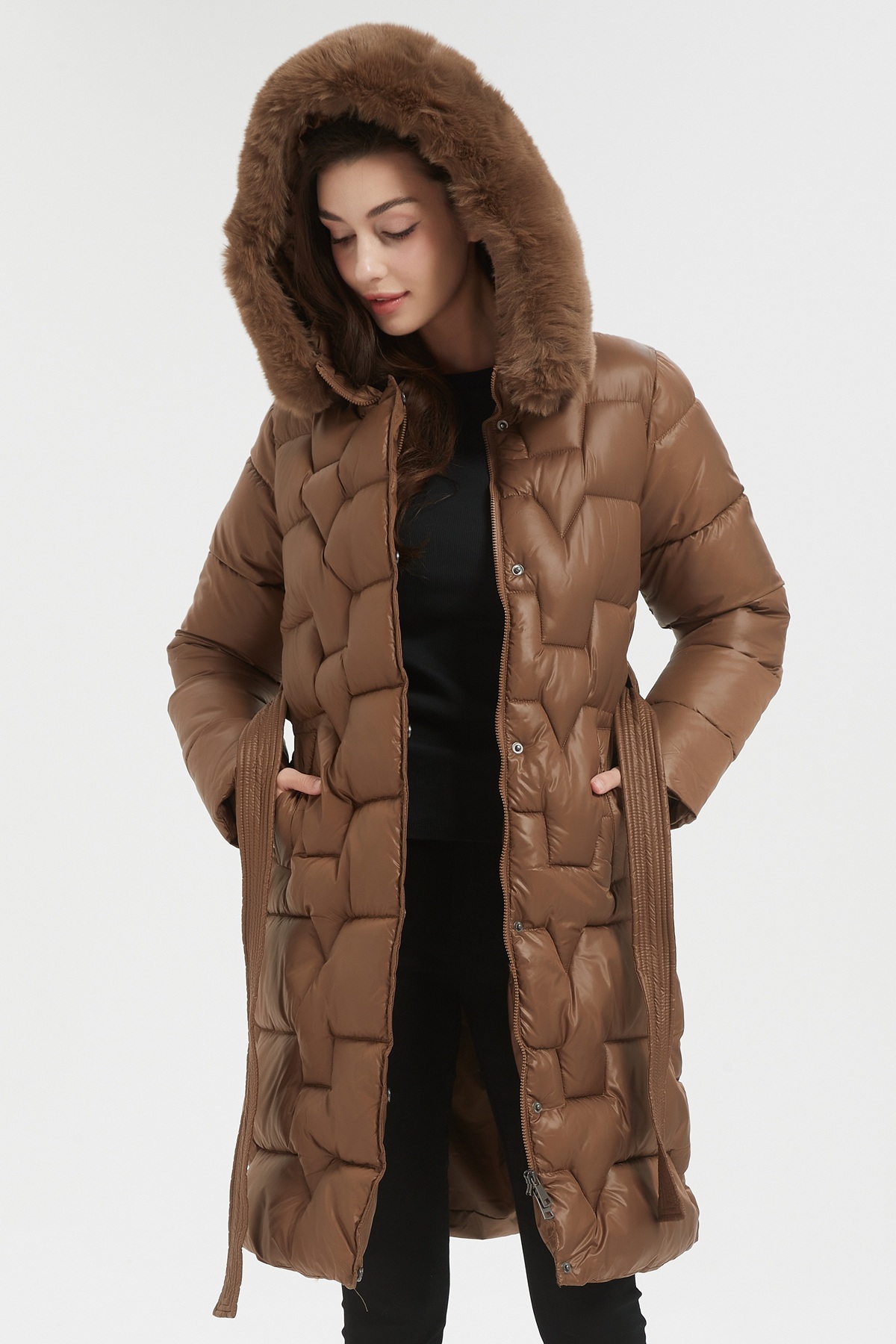 Grossiste CHEVERY - Doudoune mi-longue brillante femme à capuche effet fourrure
