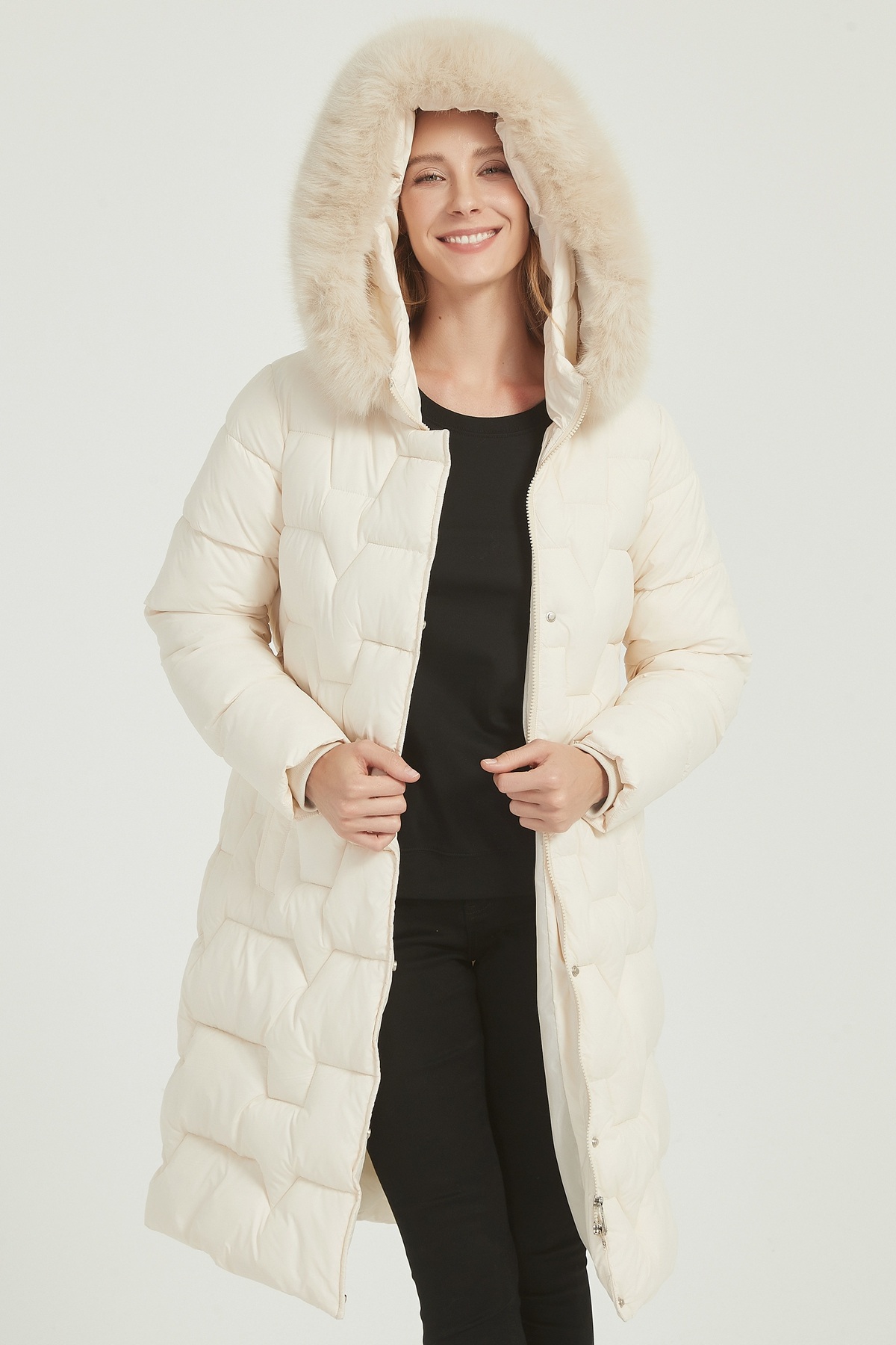 Grossiste CHEVERY - Doudoune mi-longue brillante femme à capuche effet fourrure