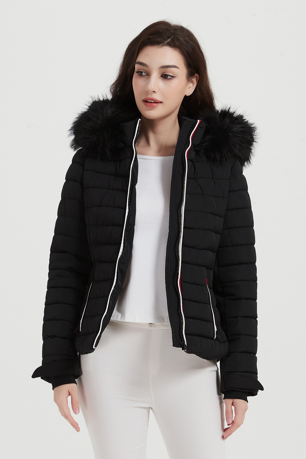 Grossiste CHEVERY - Veste matelassée femme avec ceinture élastique et capuche bordée de fausse fourrure