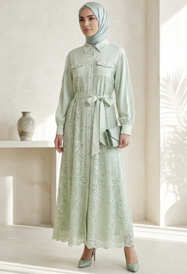 Grossista CHIC'ABAYA - Abito chemisier lungo con pizzo patchwork, maniche a sbuffo, annodato in vita.