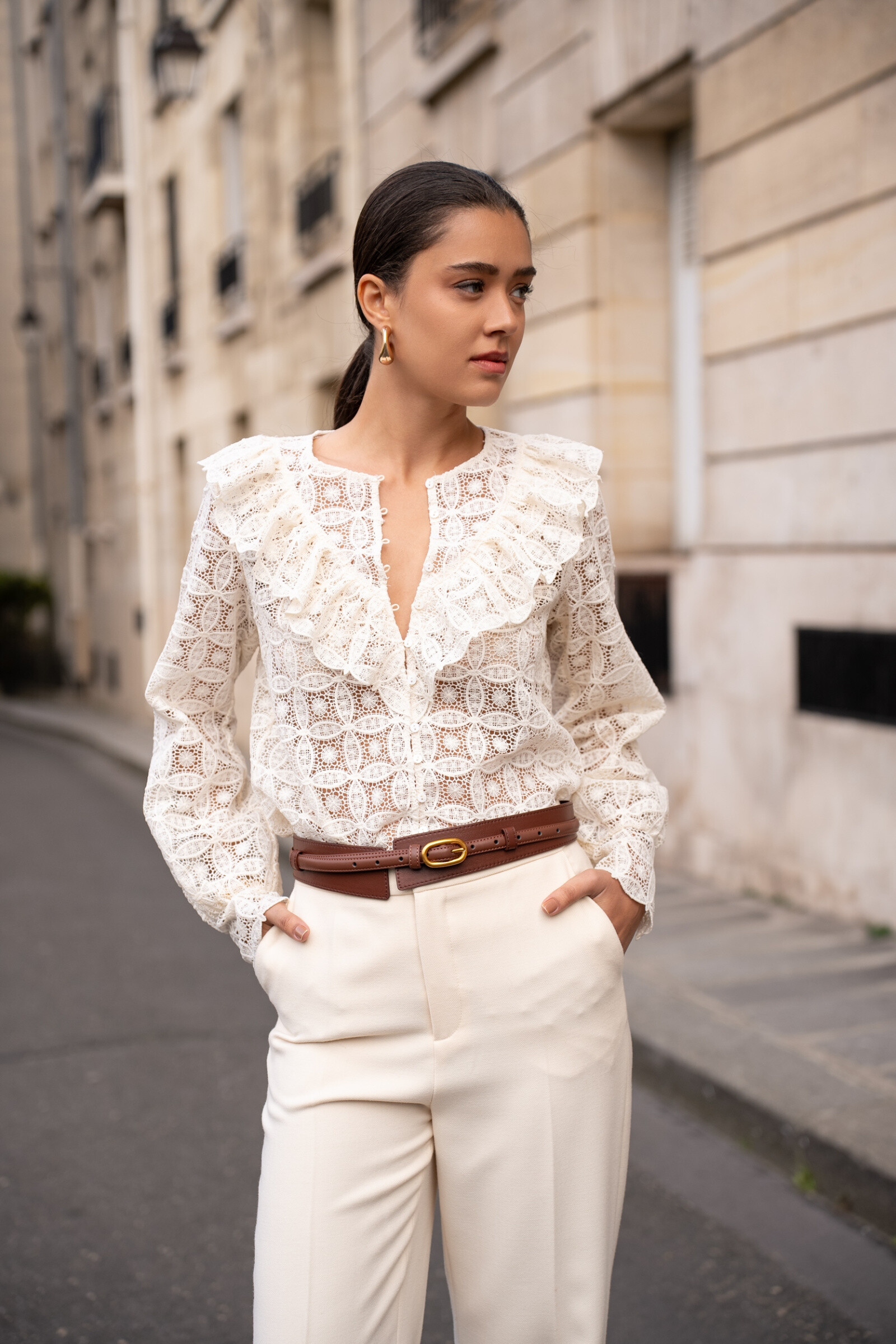 Wholesaler Choklate - Guipure blouse with frilly collar