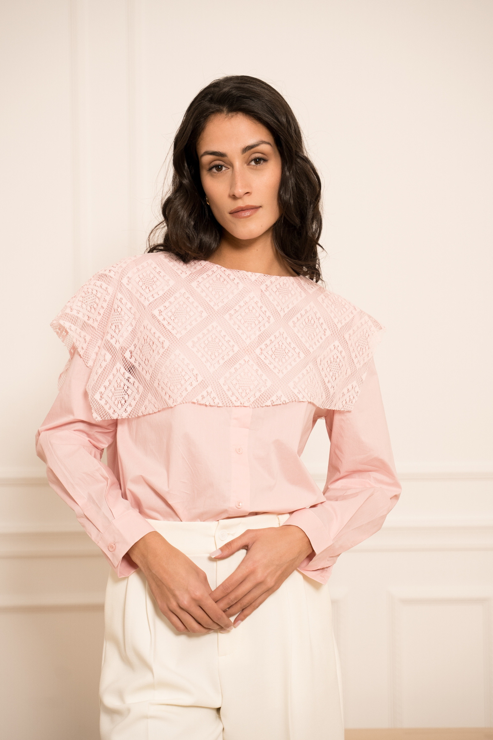 Mayorista Choklate - Blusa de algodón con cuello de crochet
