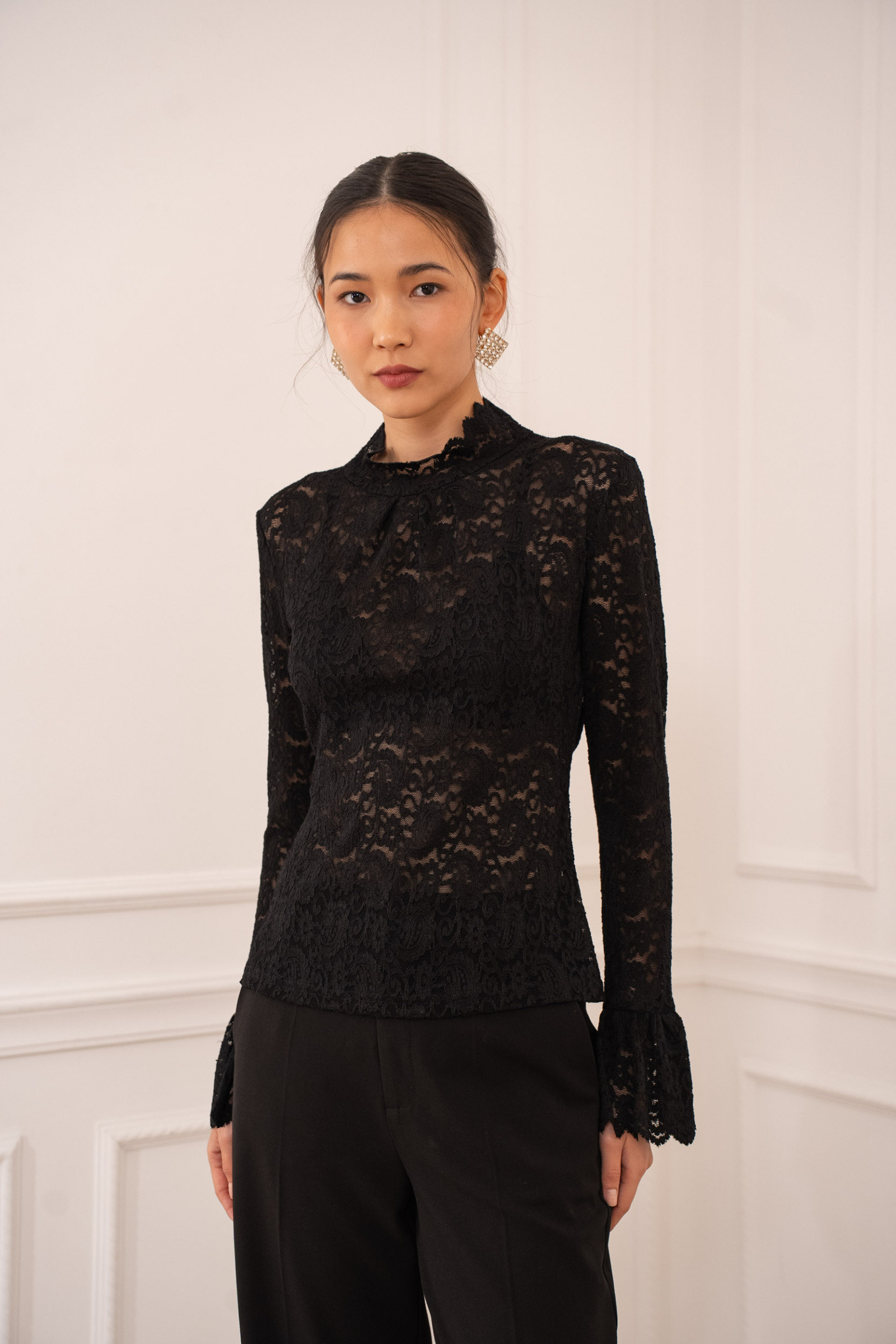 Grossiste Choklate - Blouse en dentelle col montant