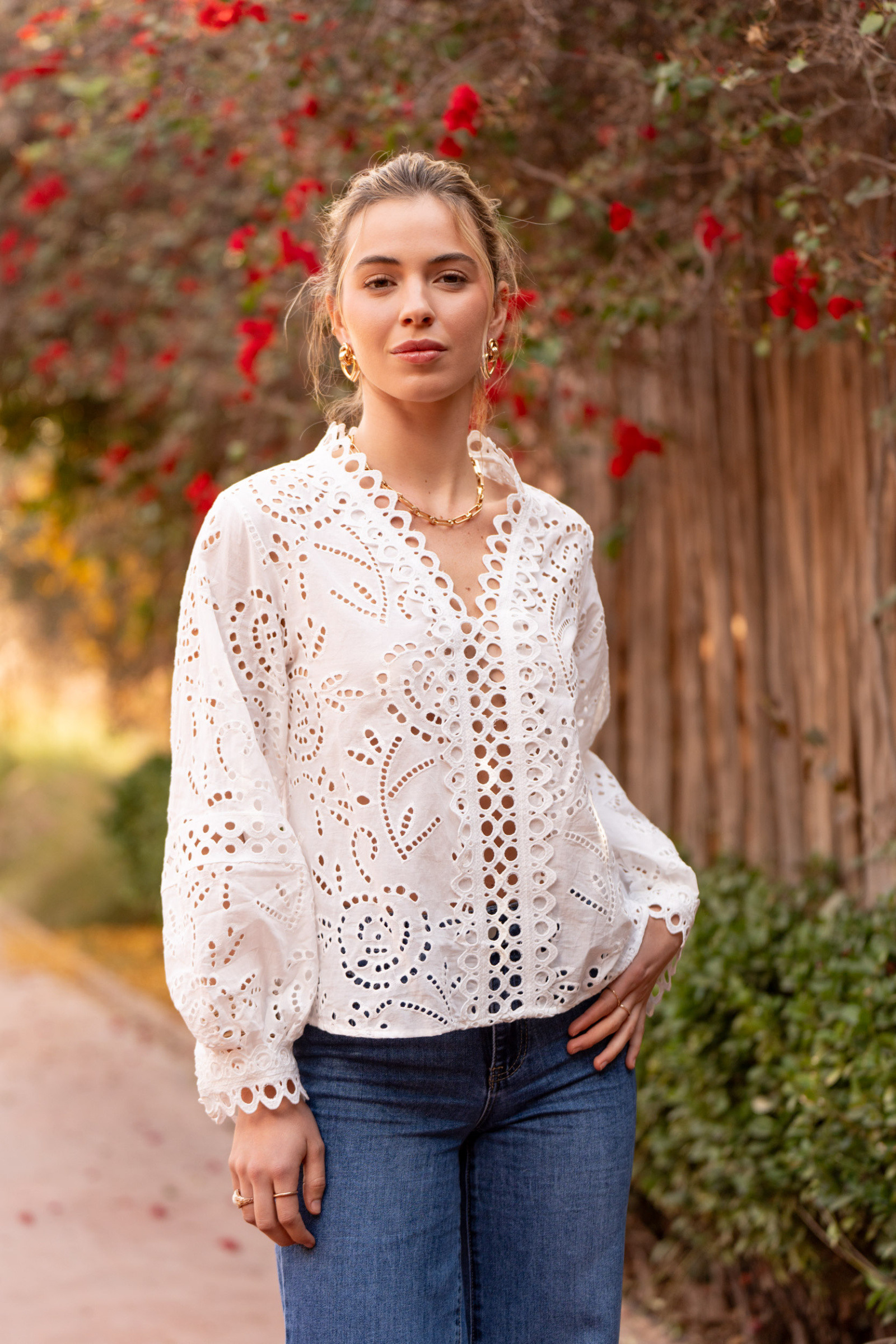 Mayorista Choklate - Blusa Camille de algodón calado con cuello en V