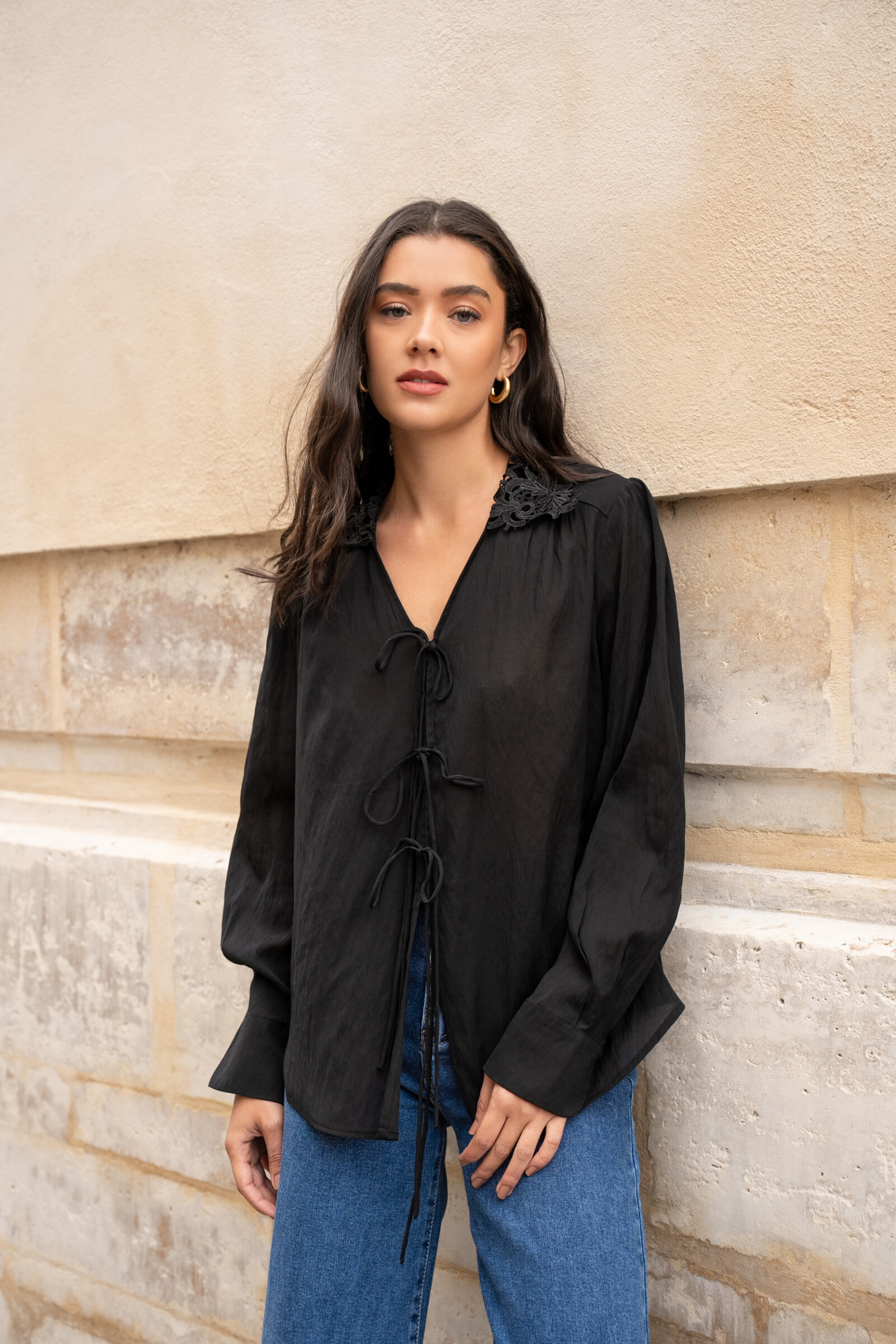 Mayorista Choklate - Blusa Hailey con cuello en V y cordones