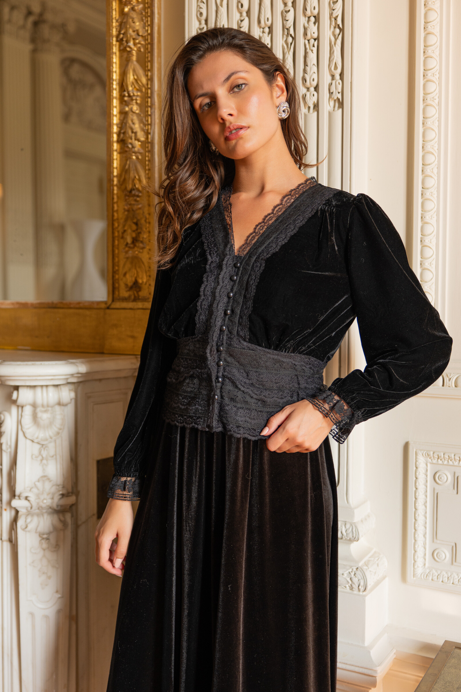 Mayorista Choklate - Blusa Alizée de terciopelo con cuello en V y detalles de encaje