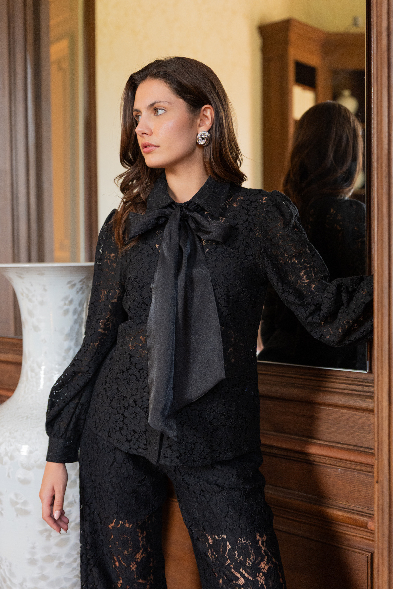 Grossista Choklate - Camicia in pizzo con fiocco lavallière rimovibile