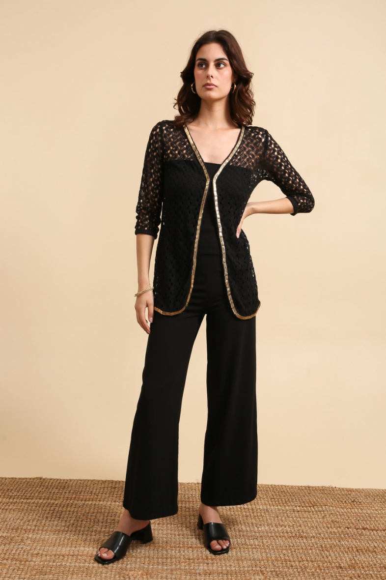 Mayorista Choklate - Chaleco de crochet con adorno dorado.