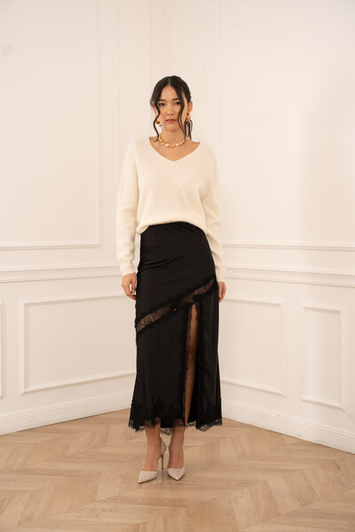 Grossiste Choklate - Jupe satinée asymétrique dentelle Grossiste Choklate - Jupe satinée asymétrique dentelle
