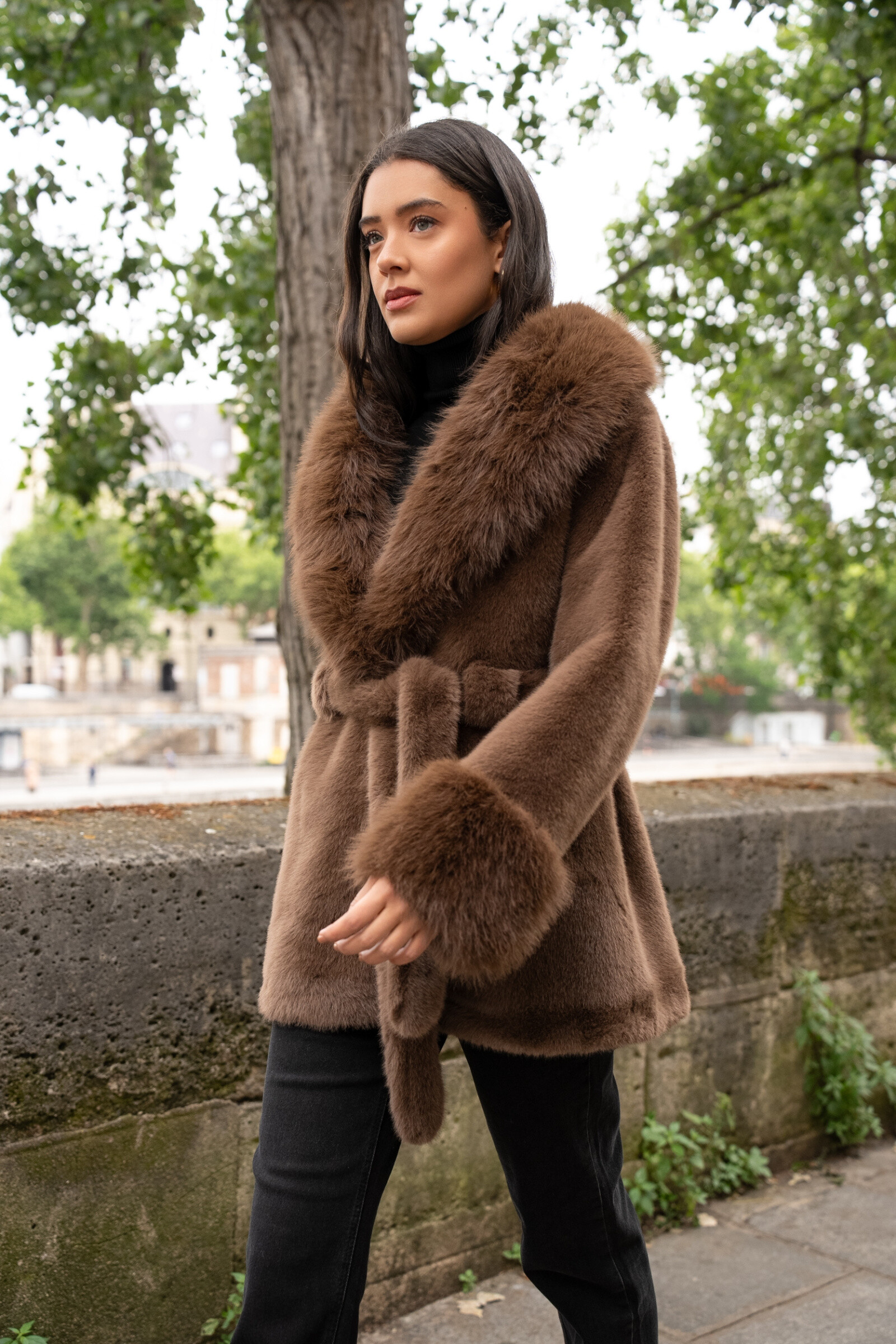 Wholesaler Choklate - Faux fur coat with large collar