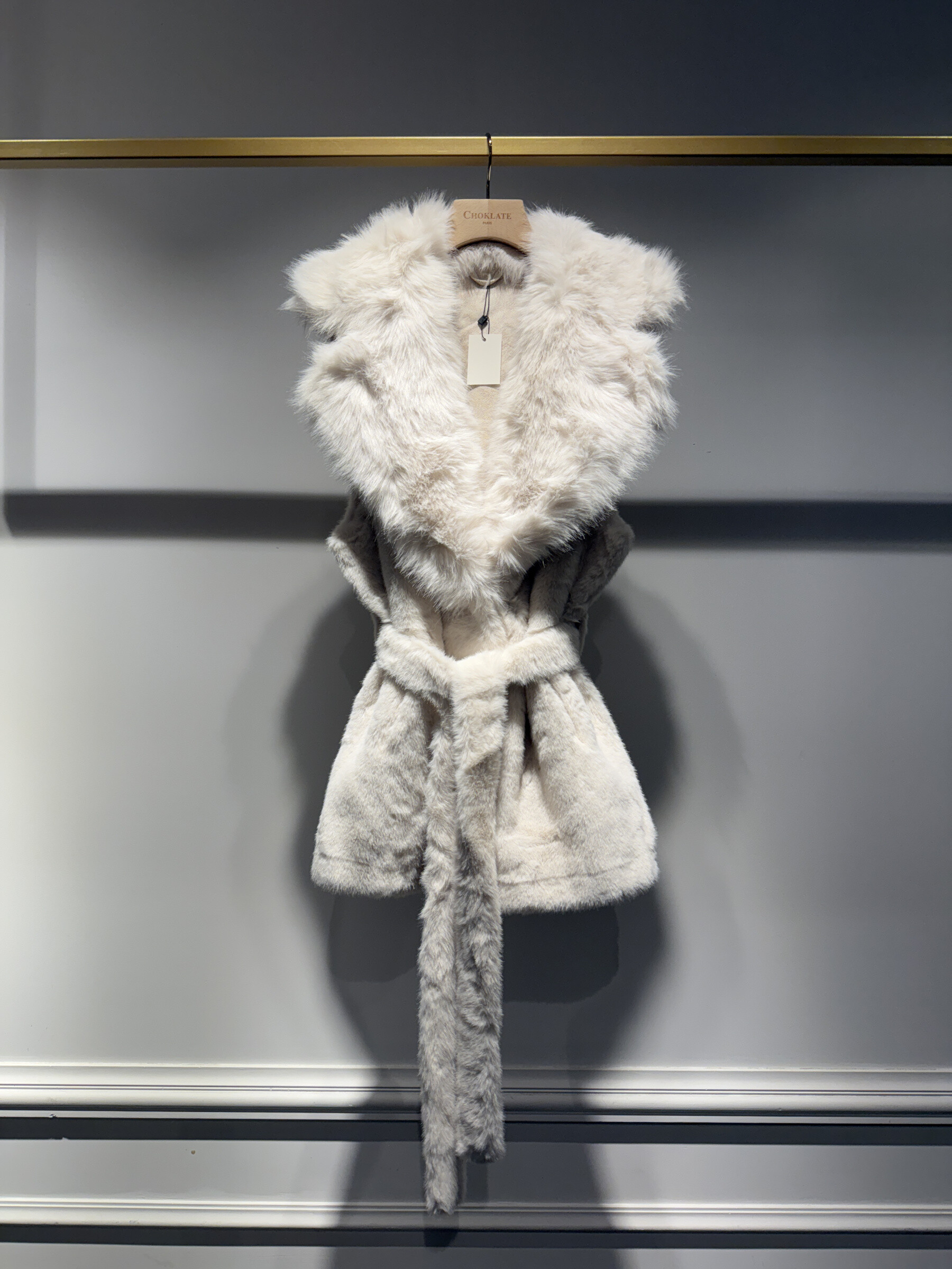 Wholesaler Choklate - Revers collar sleeveless faux fur vest
