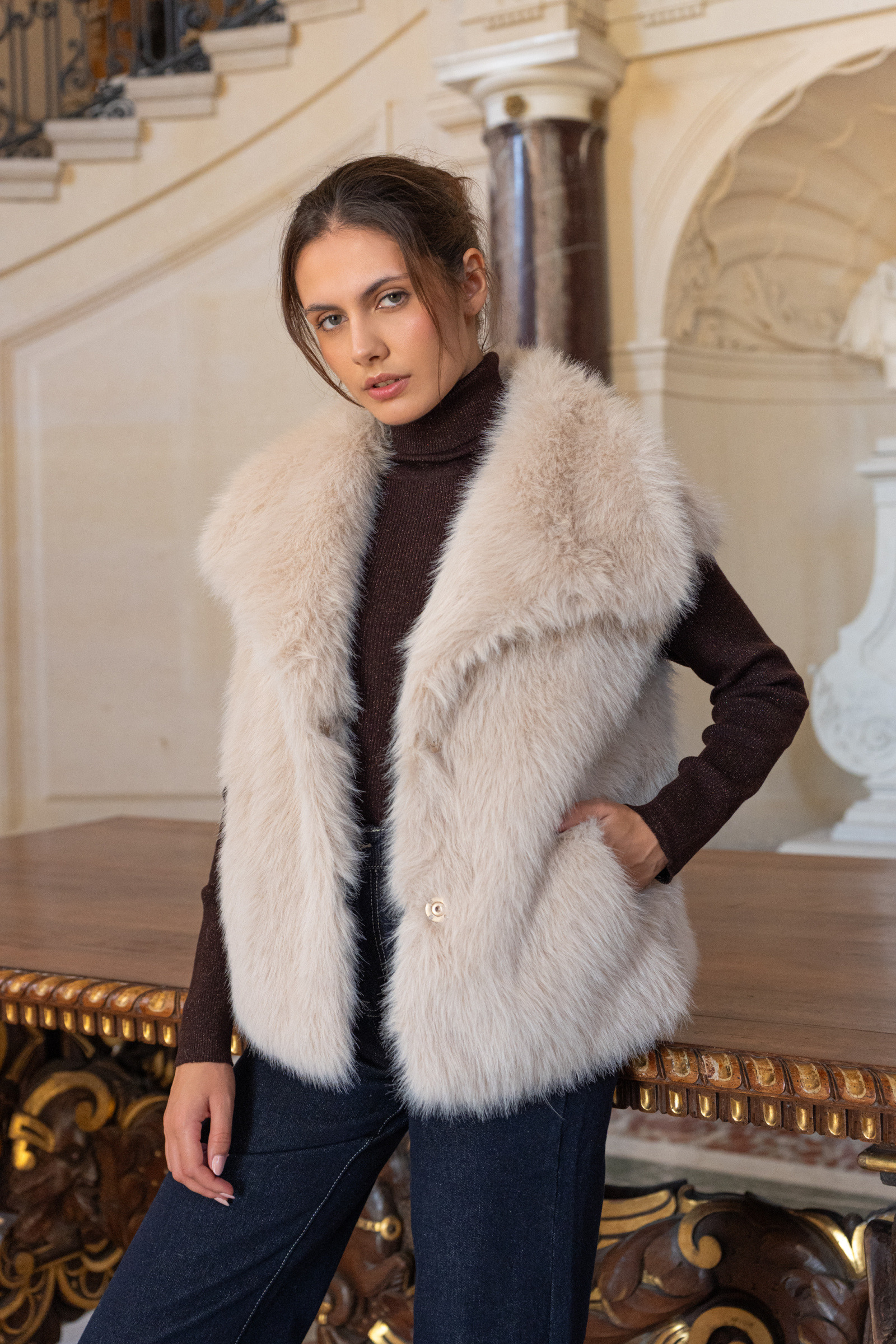 Großhändler Choklate - Ärmellose Jacke mit großem Kunstfellkragen