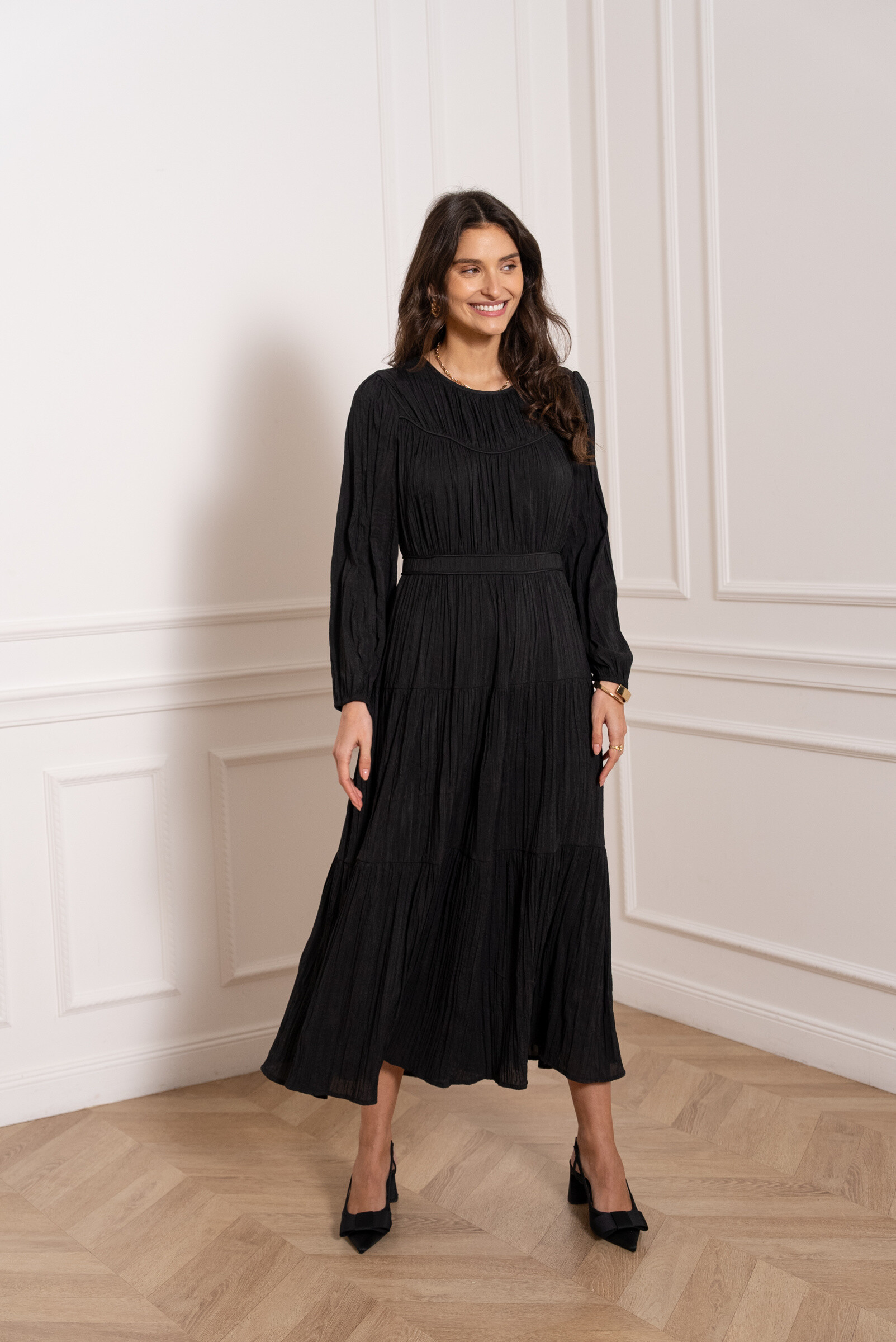 Mayorista Choklate - Vestido largo Romy con cuello redondo y capas