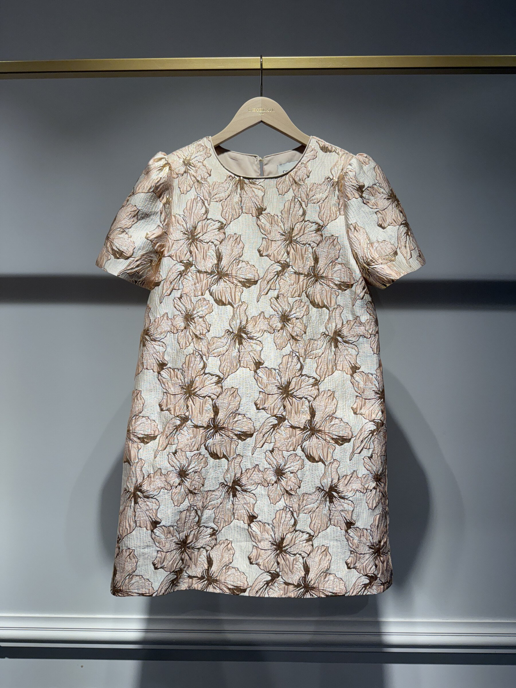Großhändler Choklate - Fleuri Jacquard Kleid in Erleichterung