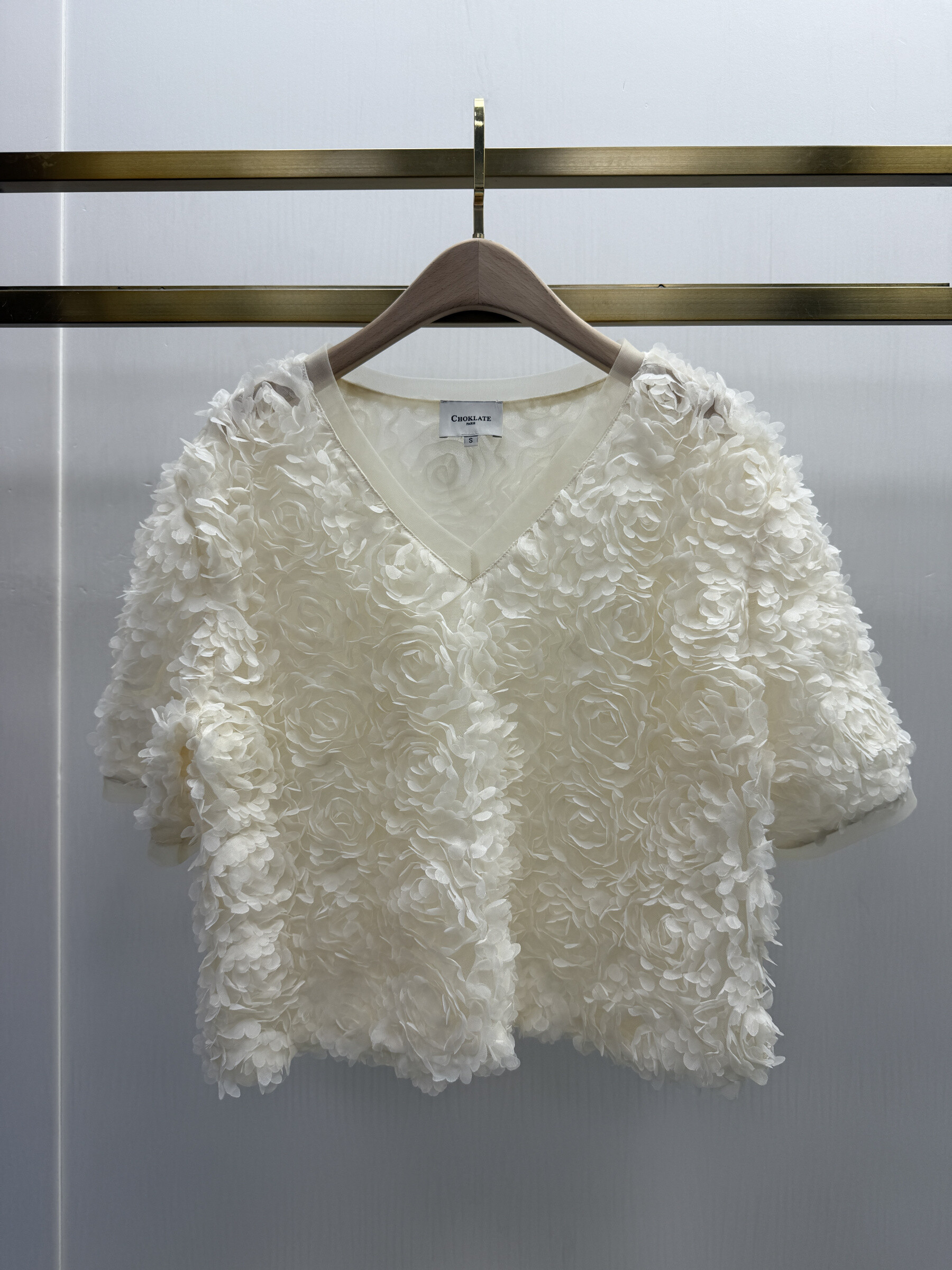 Grossiste Choklate - Blouse texturée à rosace manches courtes col V