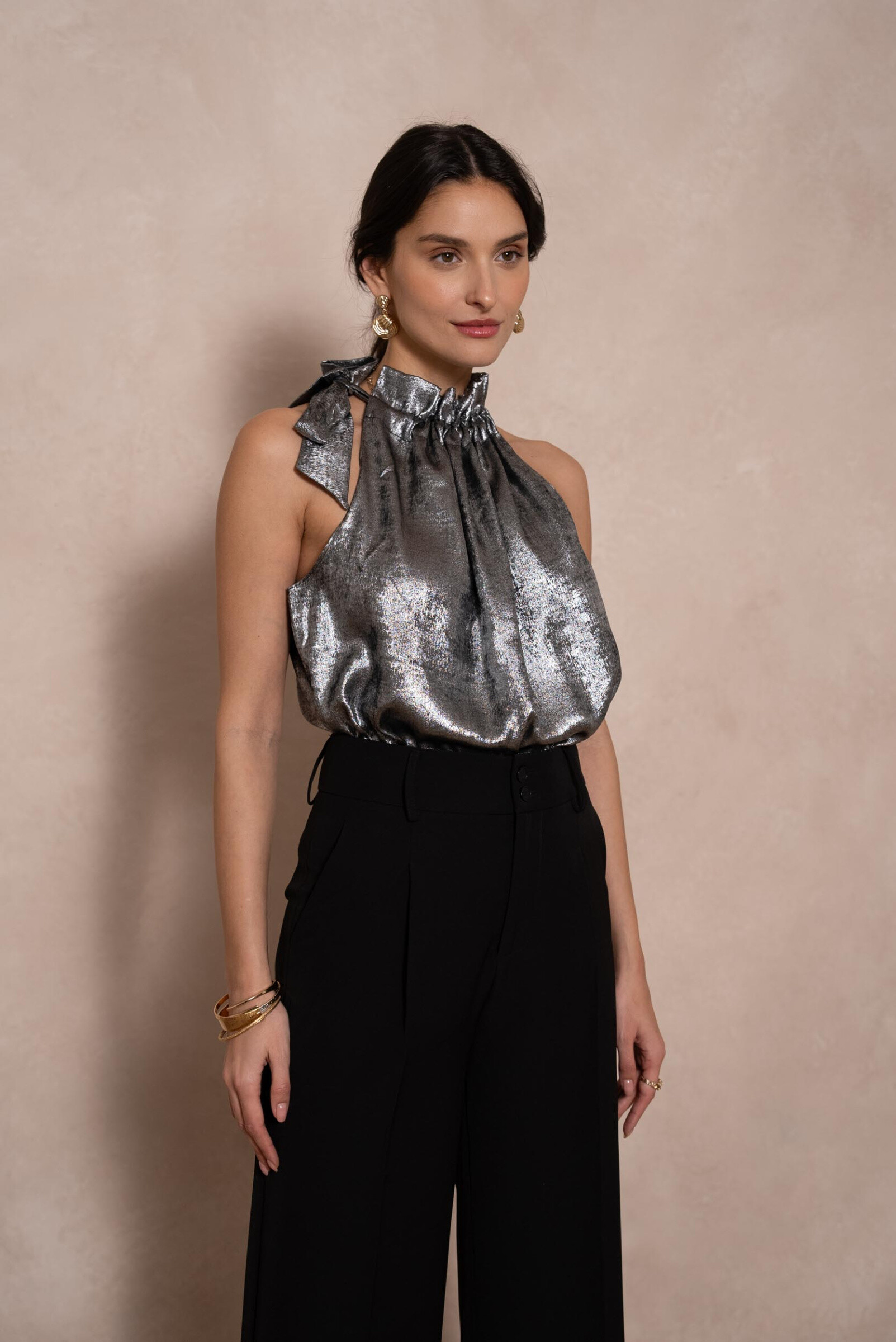 Mayorista Choklate - Top metálico Elisabeth con lazo en el cuello