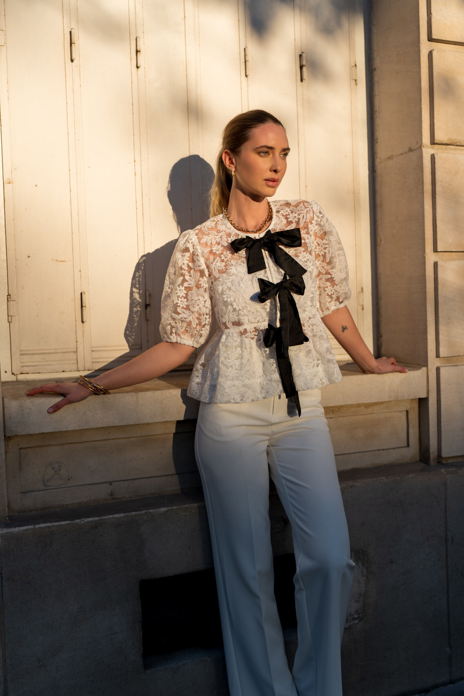 Grossiste Choklate - Top peplum en dentelle à lacets satinés