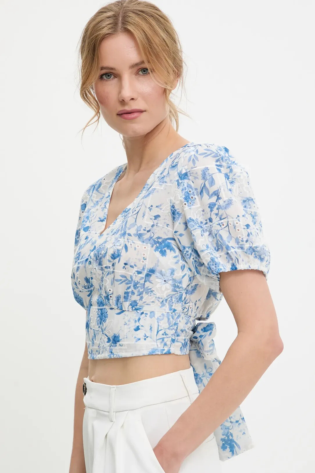 Grossiste Choklate - Blouse brodée manches courtes noeud dans le dos