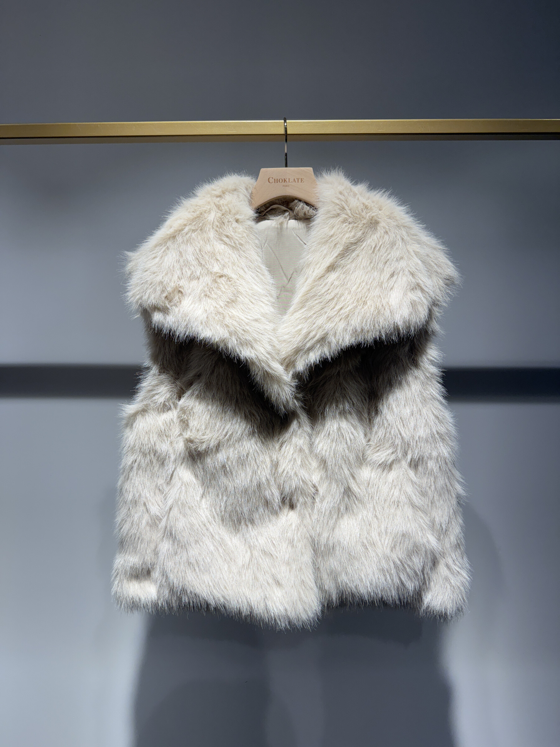 Wholesaler Choklate - Sleeveless jacket with large faux fur collar