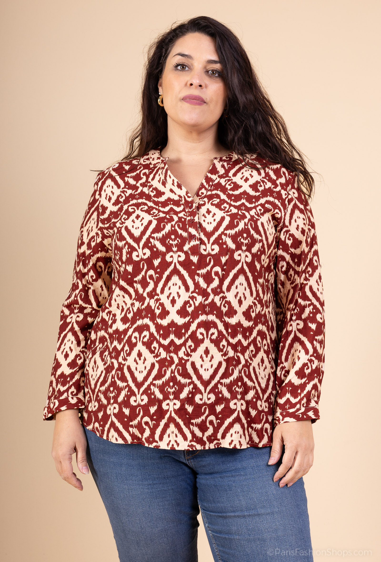 Plus-size lyocell blouse, V-neck, soft and flowing. Perfect for autumn, made in China. Ideal for an elegant and comfortable look.