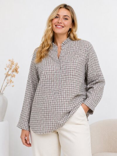 Grossista Christy - Blusa a quadri con colletto vittoriano Grossista Christy - Blusa a quadri con colletto vittoriano