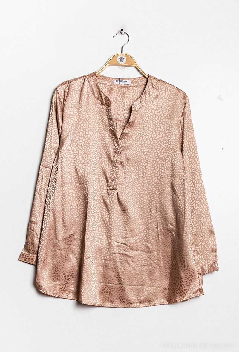 Blouse grande taille en polyester, imprimé animalier, effet satinée, col V, idéale pour l'automne/hiver, fabriquée en Chine.
Il est possible de faire l'ensemble avec le pantalon référence A1618-10.