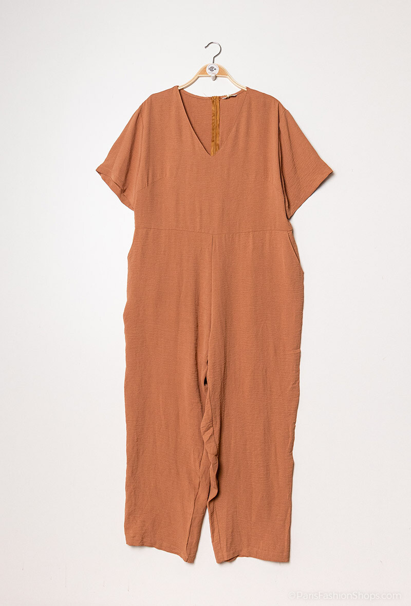 Fluid jumpsuit for women, plus size, made of polyester, ideal for spring/summer, manufactured in China.