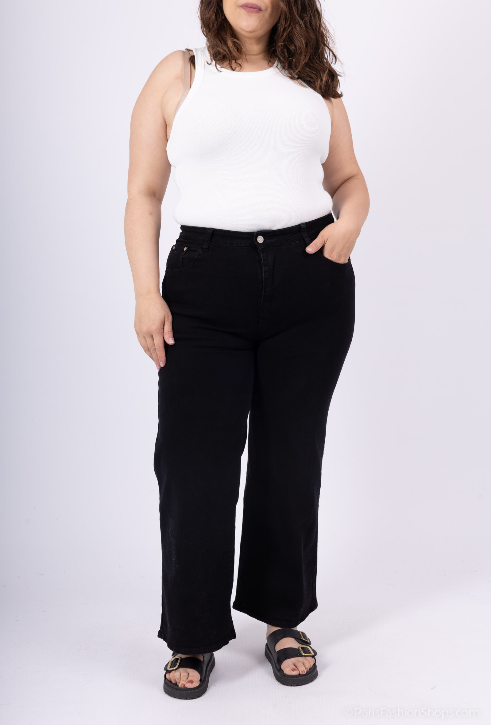 Mid-rise wide jeans, perfect for any season, made in China, 70% cotton, 28.5% polyester, 1.5% elastane. Comfort and style guaranteed.